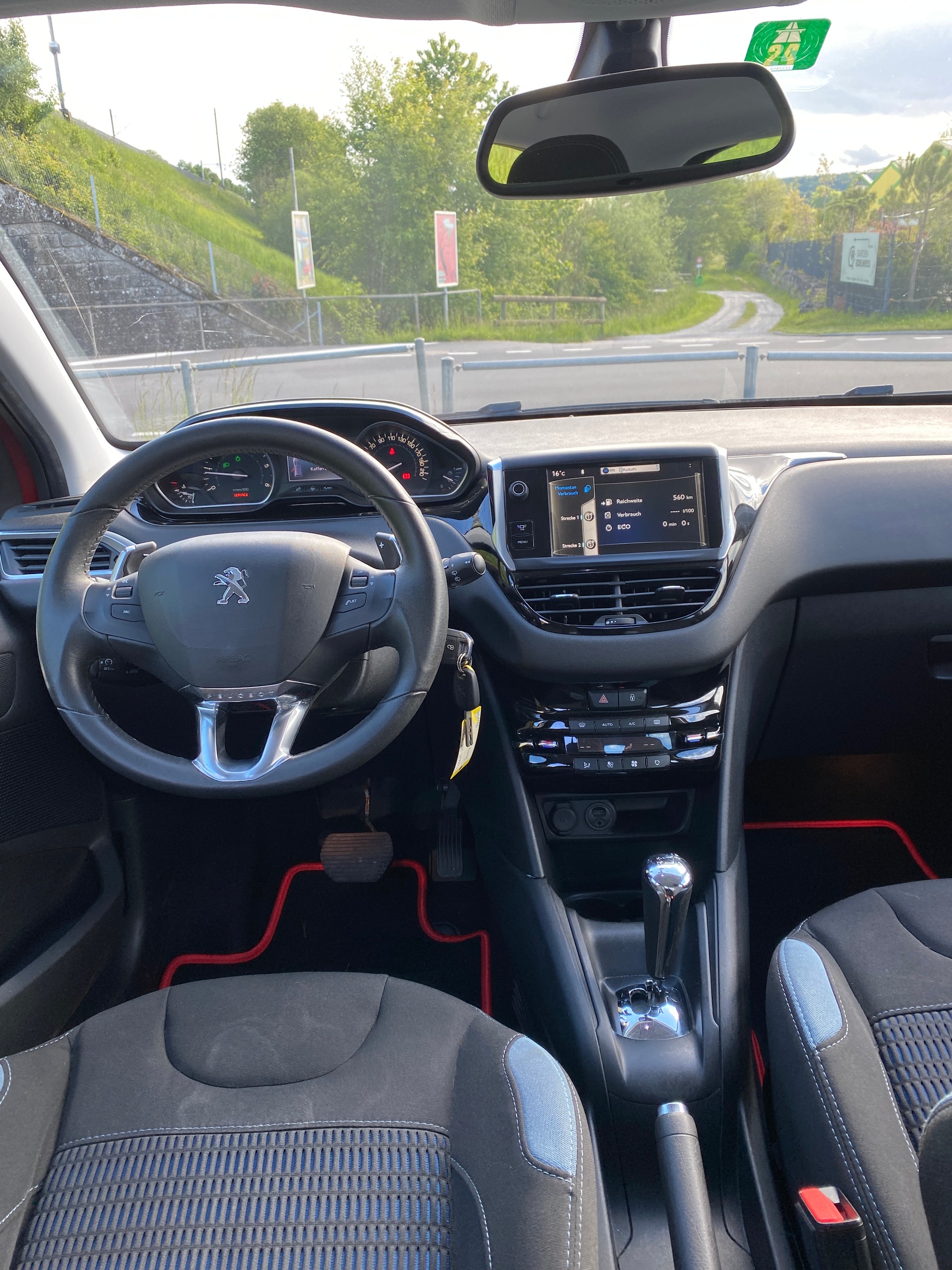 PEUGEOT 208 1.6 e-HDI Allure EGS6-image-9