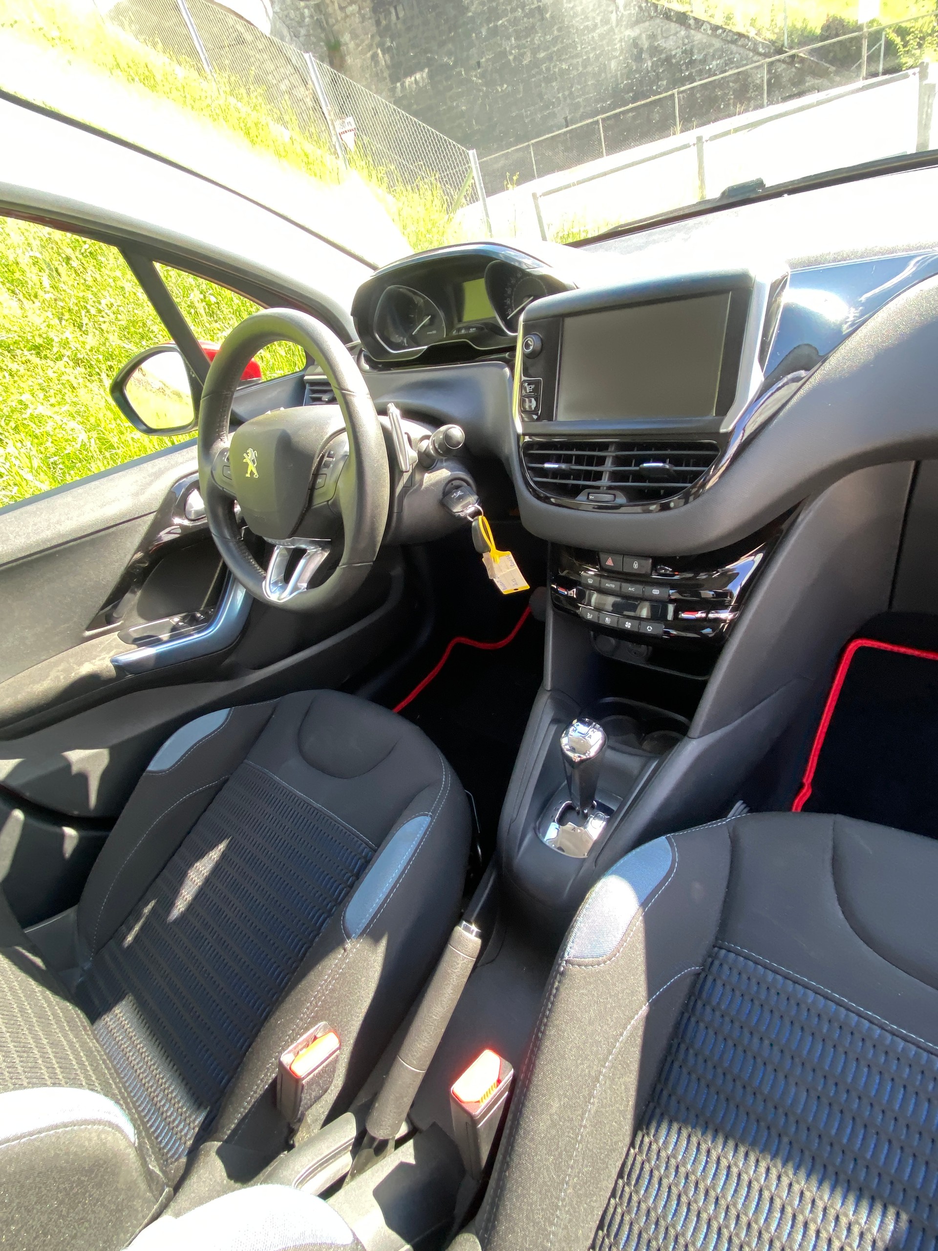 PEUGEOT 208 1.6 e-HDI Allure EGS6-image-4