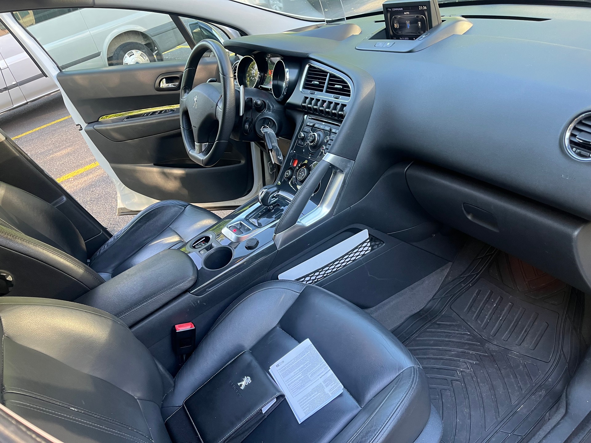 PEUGEOT 3008 HYbrid4 2.0 HDI EGS6-image-15