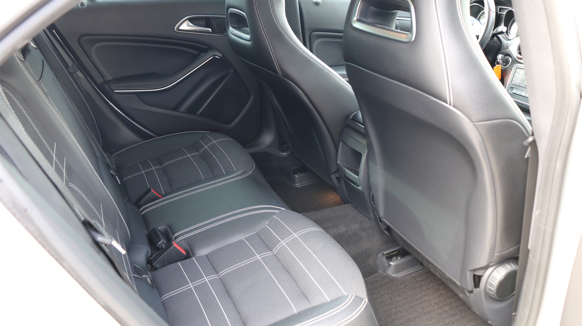 MERCEDES-BENZ CLA 200 Urban-image-14