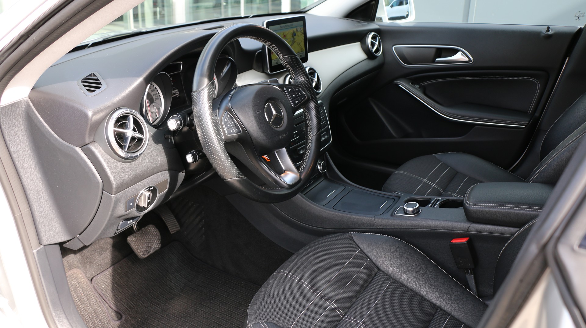MERCEDES-BENZ CLA 200 Urban-image-10