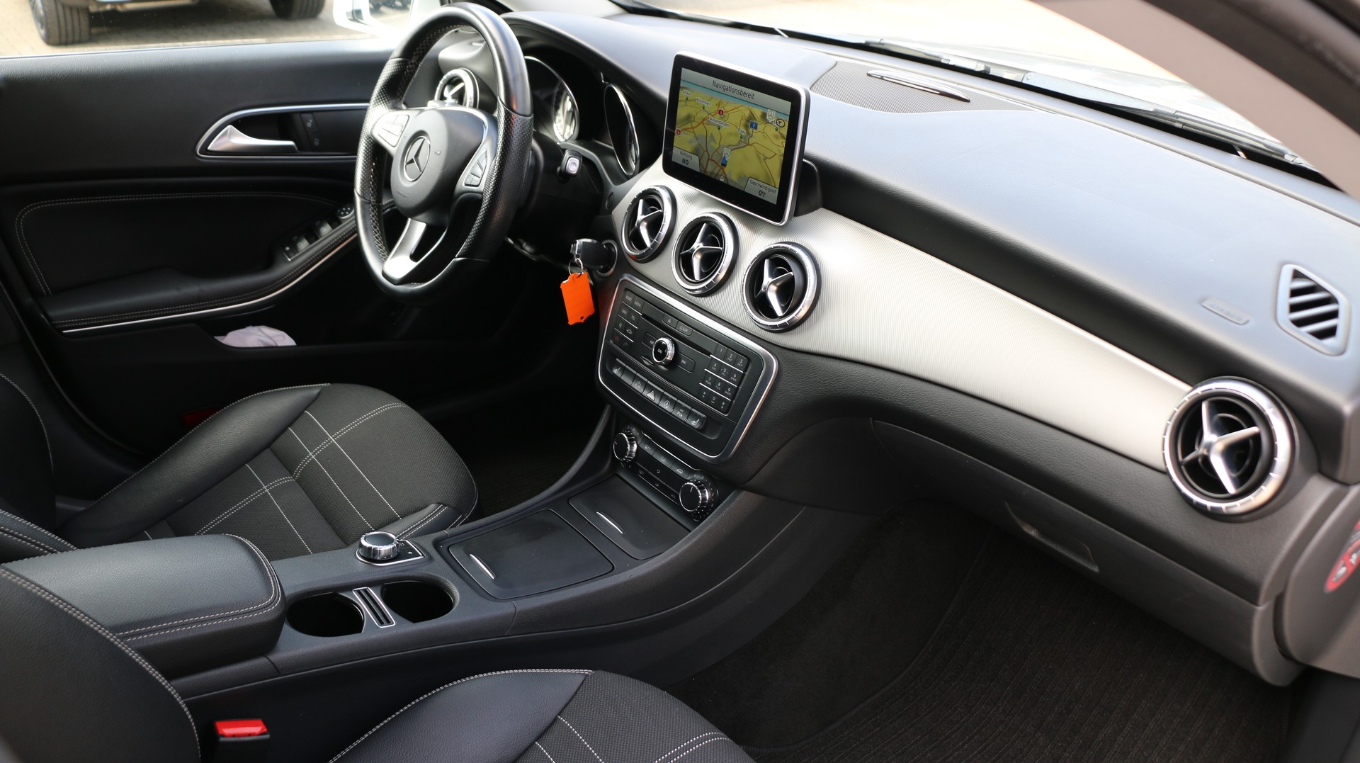 MERCEDES-BENZ CLA 200 Urban-image-16