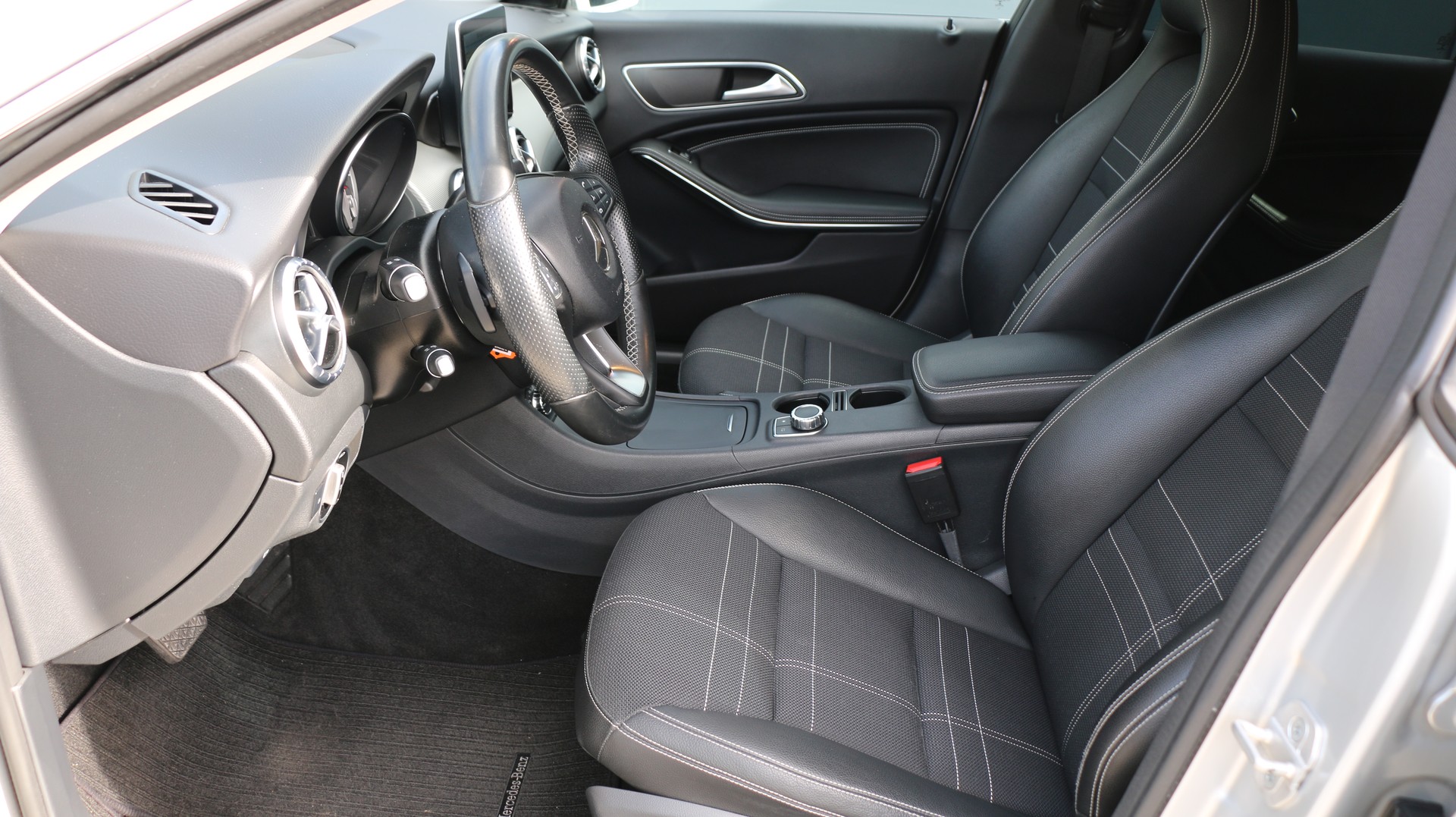 MERCEDES-BENZ CLA 200 Urban-image-9