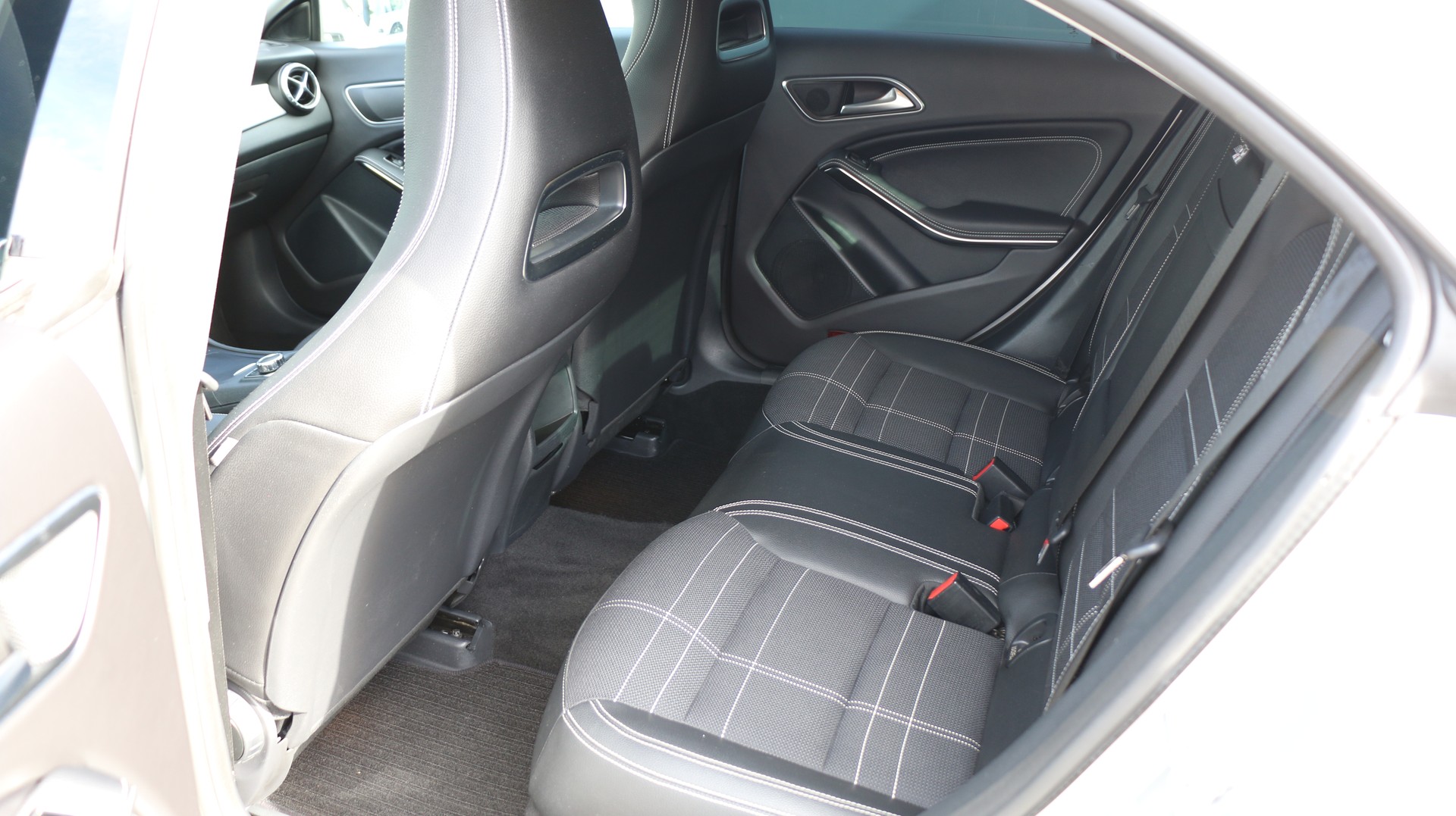 MERCEDES-BENZ CLA 200 Urban-image-12