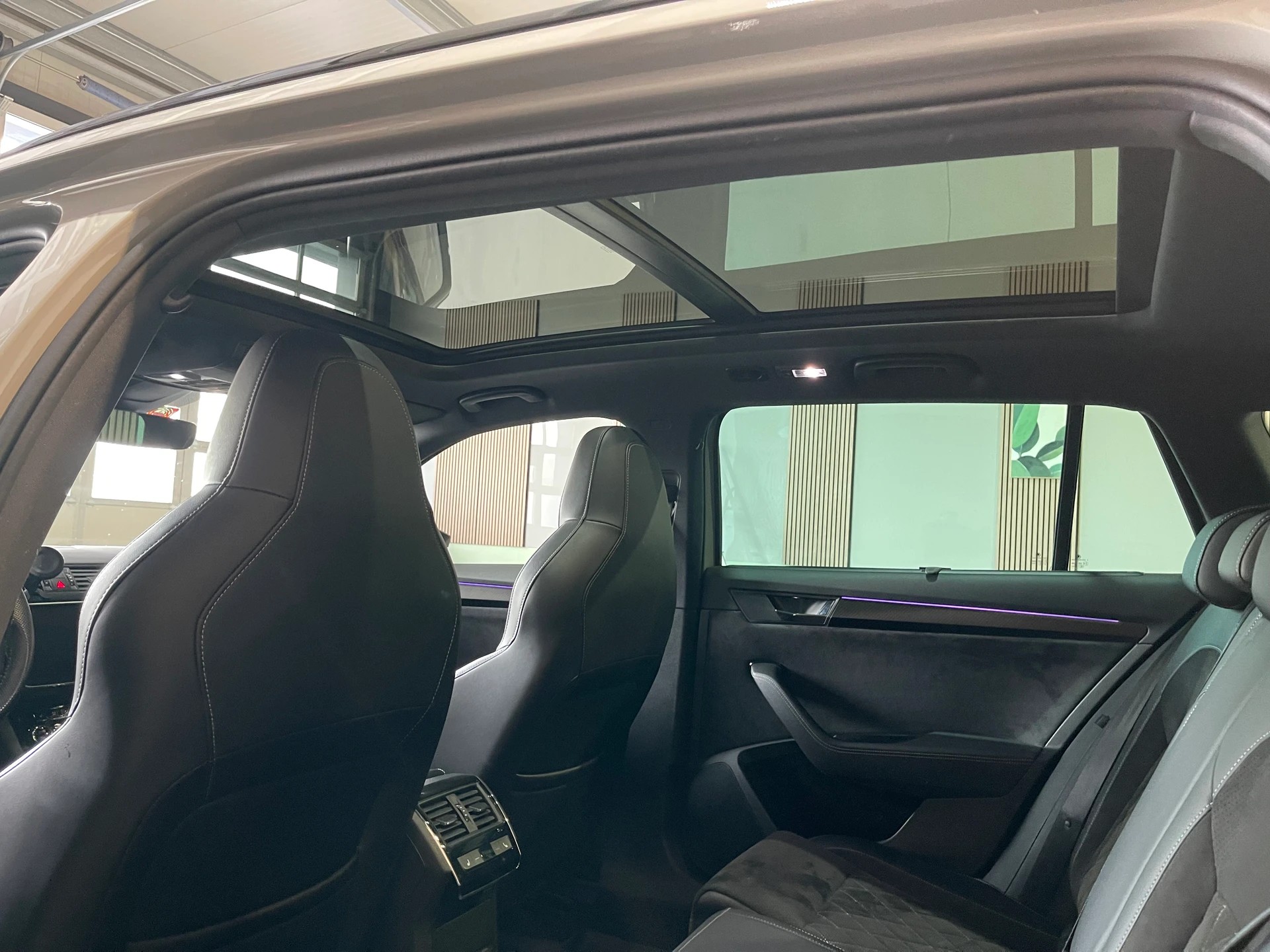 SKODA Superb Combi 2.0 TDi SportLine 4x4 DSG-image-10