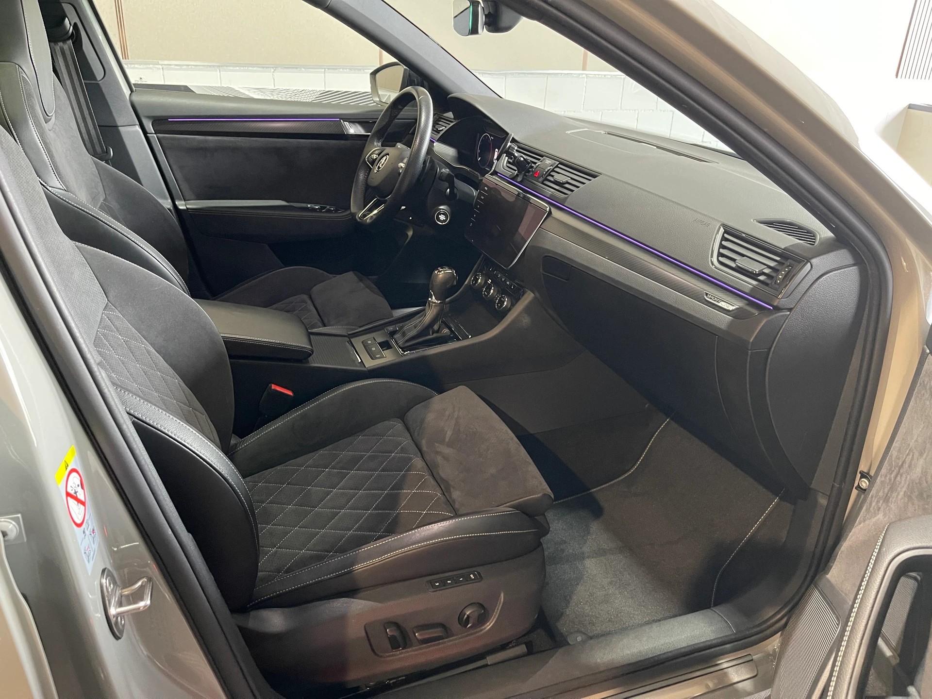 SKODA Superb Combi 2.0 TDi SportLine 4x4 DSG-image-9