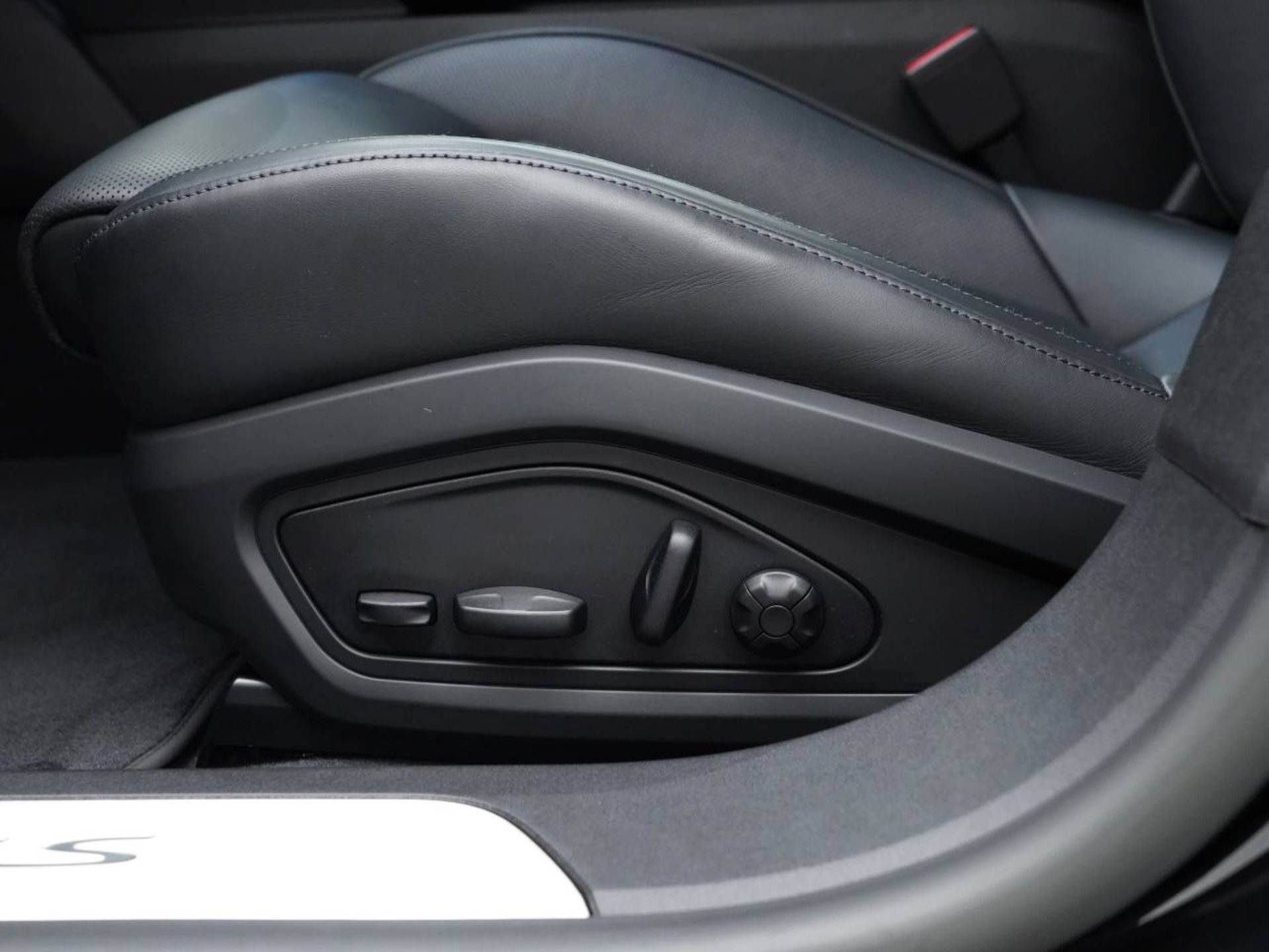 PORSCHE Taycan 4S Cross Turismo-image-22