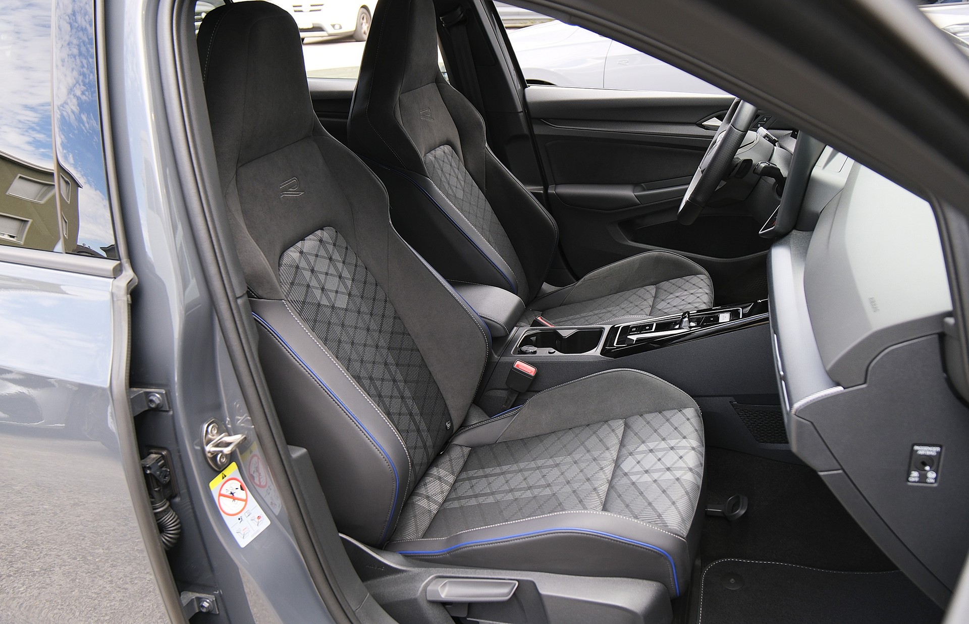 VW Golf 1.5 e TSI mHEV R-Line DSG * Black Style *-image-12
