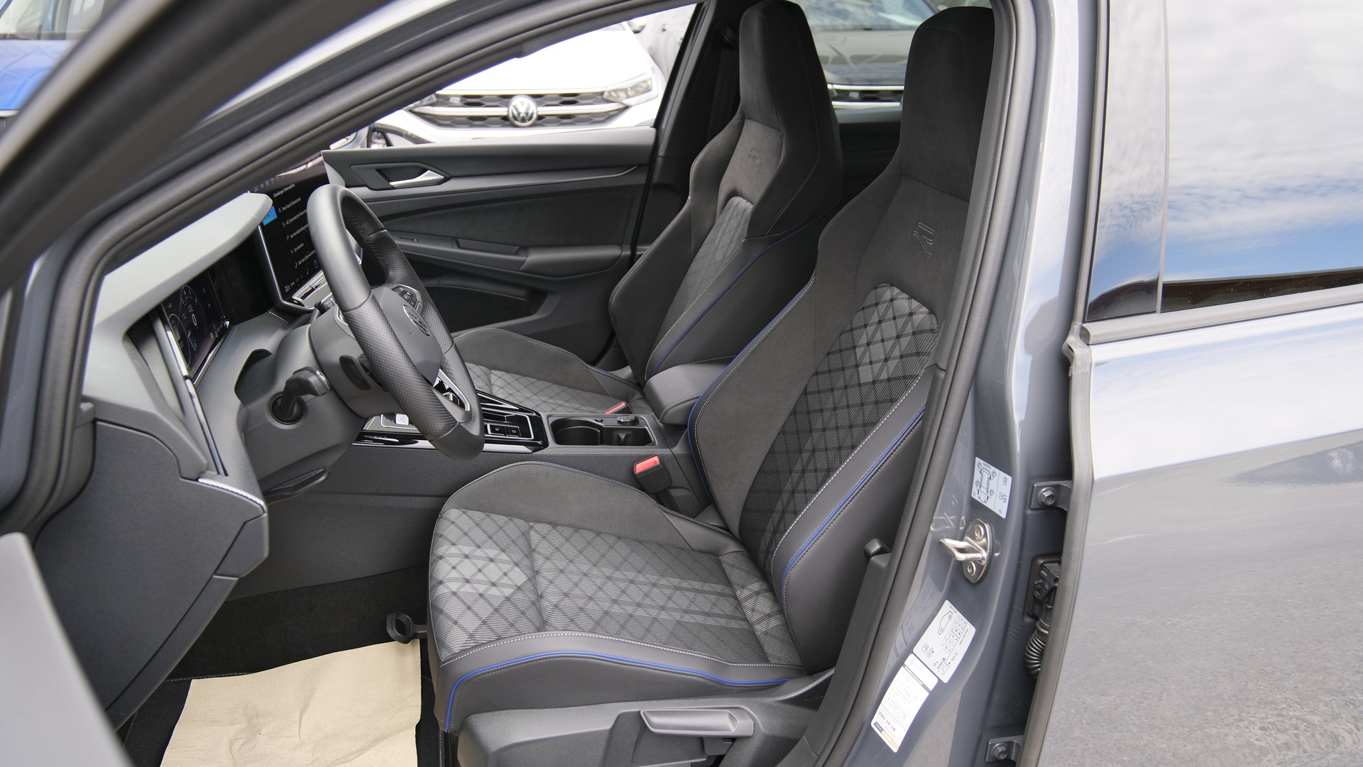 VW Golf 1.5 e TSI mHEV R-Line DSG * Black Style *-image-3