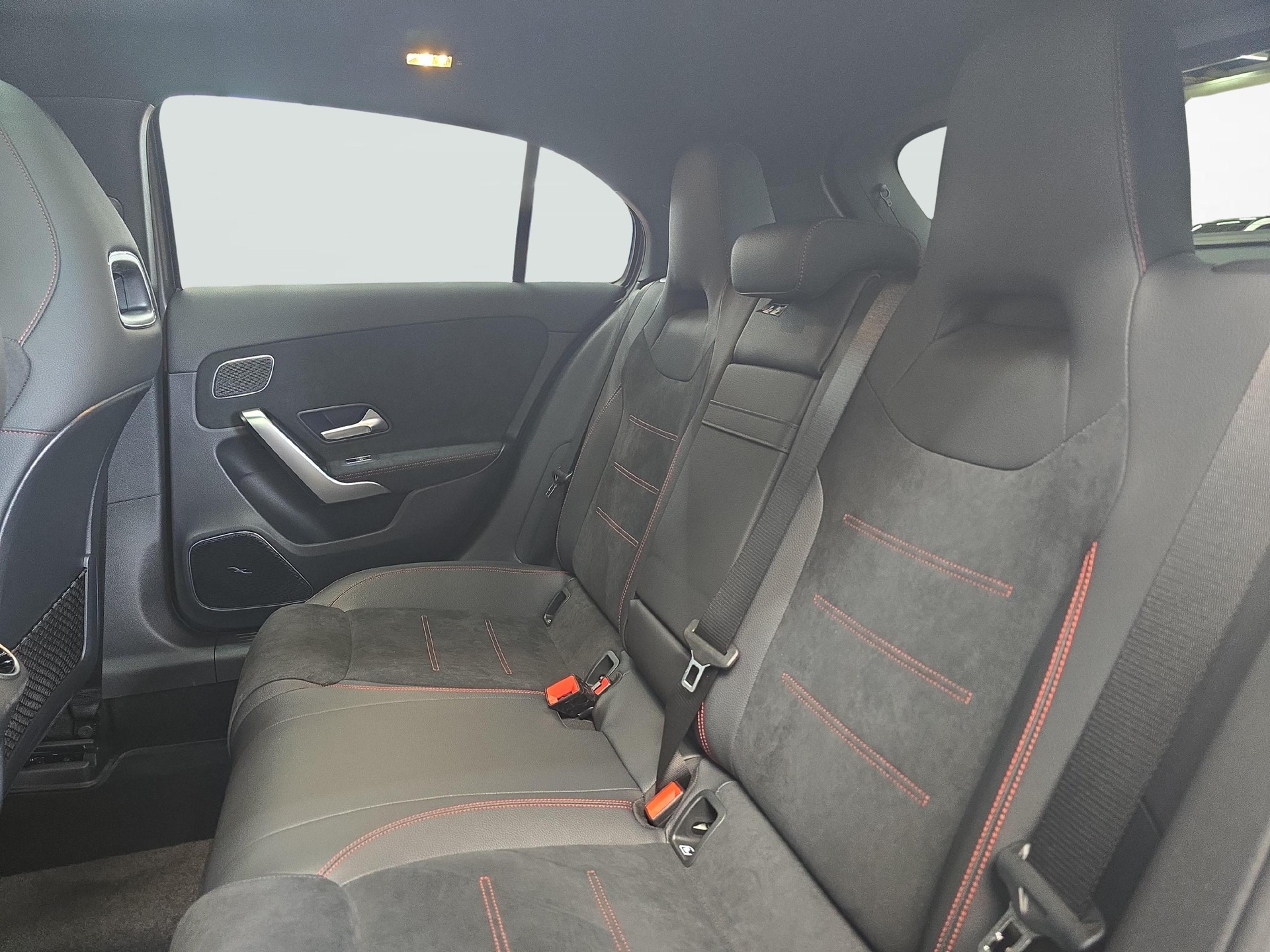 MERCEDES-BENZ A 220 4MATIC AMG Line-image-9