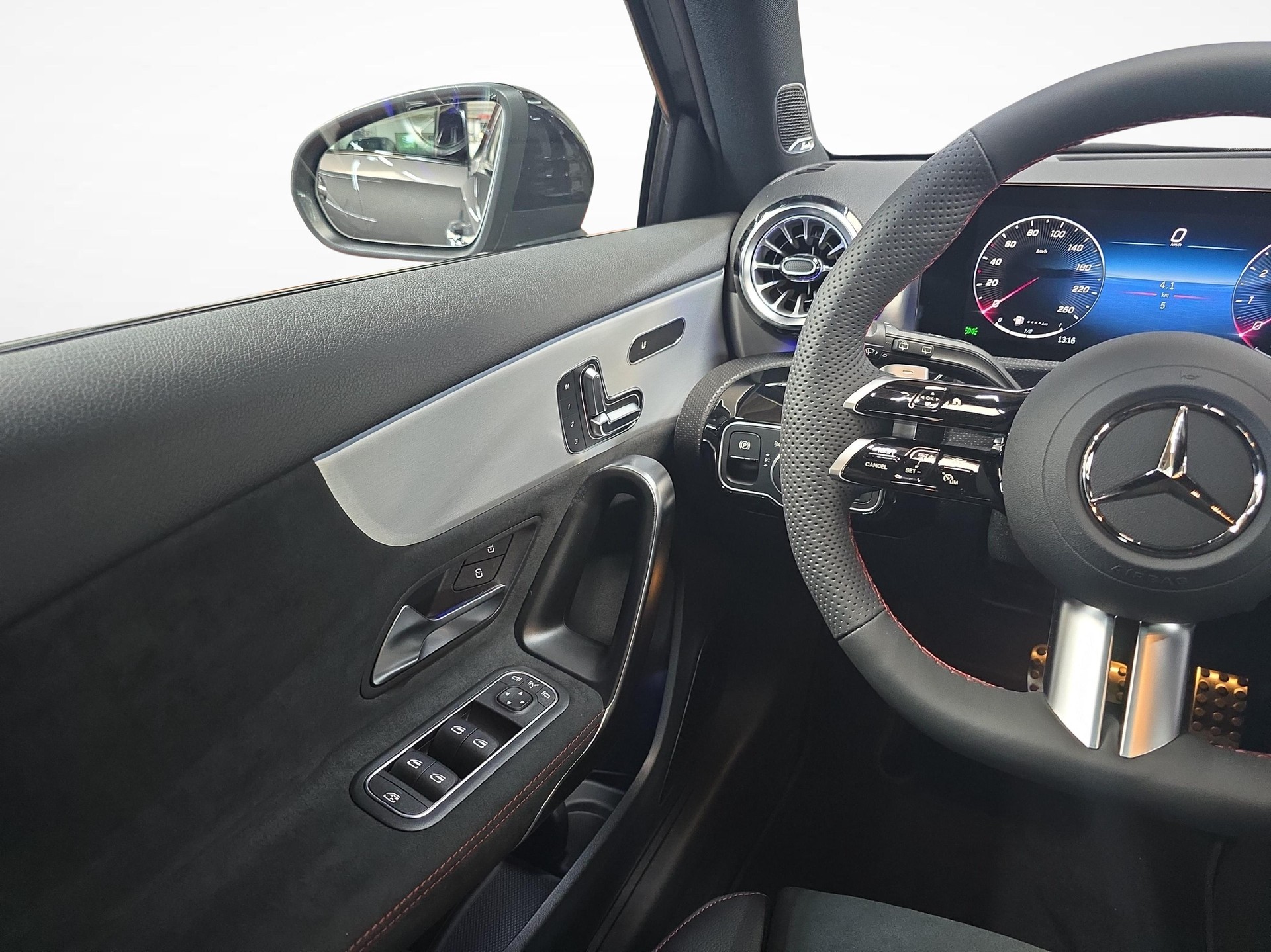 MERCEDES-BENZ A 220 4MATIC AMG Line-image-6