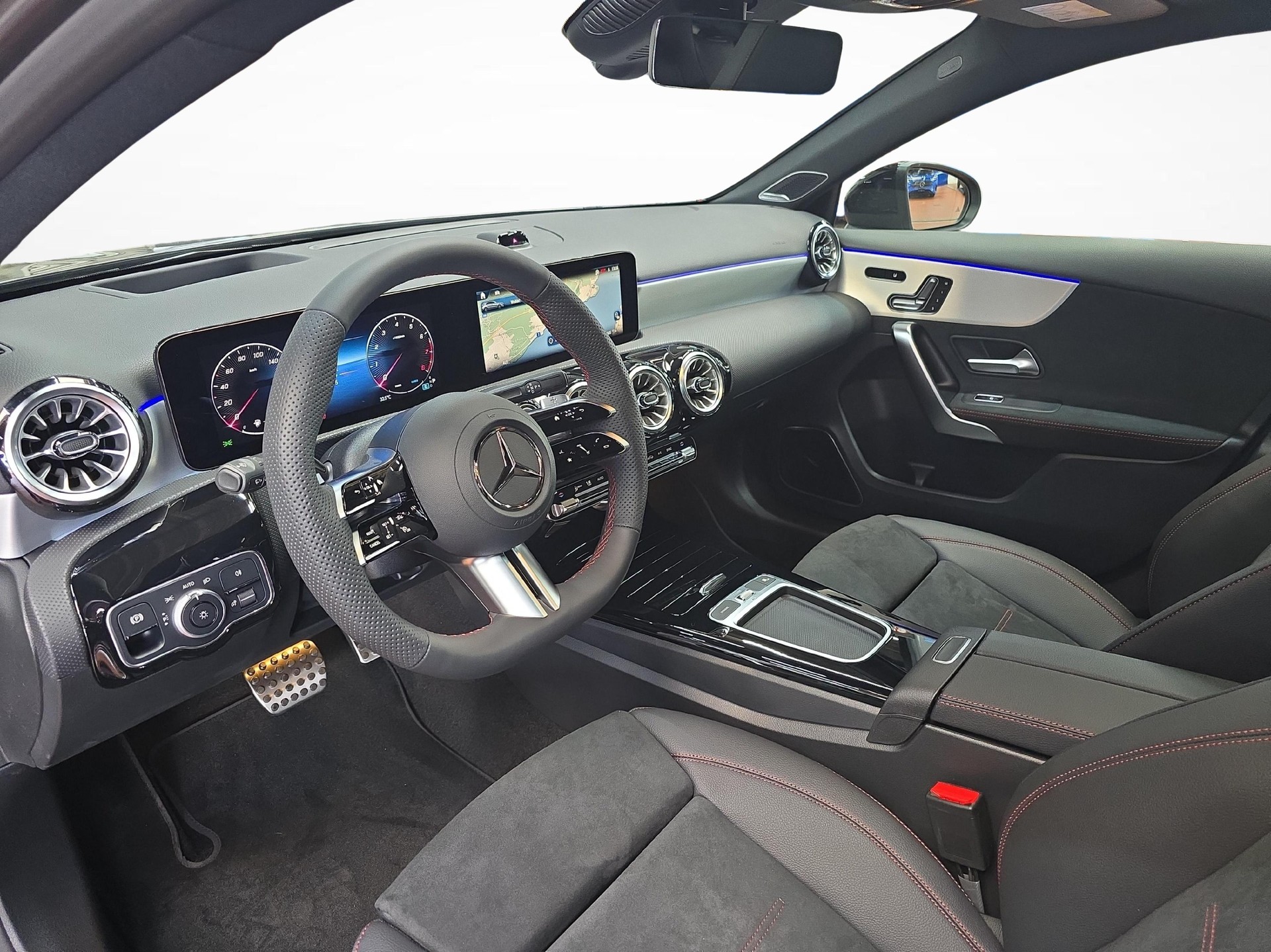 MERCEDES-BENZ A 220 4MATIC AMG Line-image-4