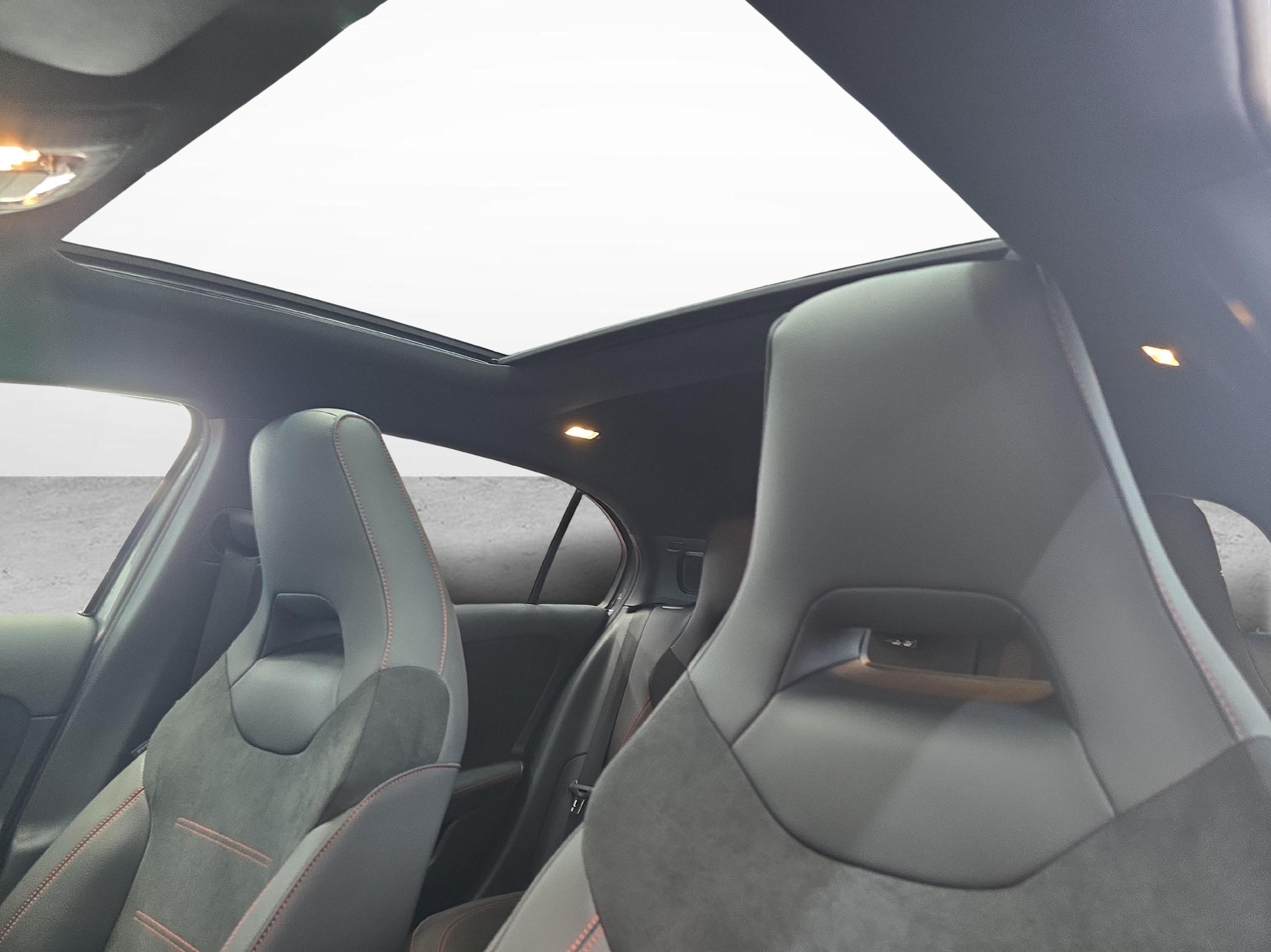 MERCEDES-BENZ A 220 4MATIC AMG Line-image-8