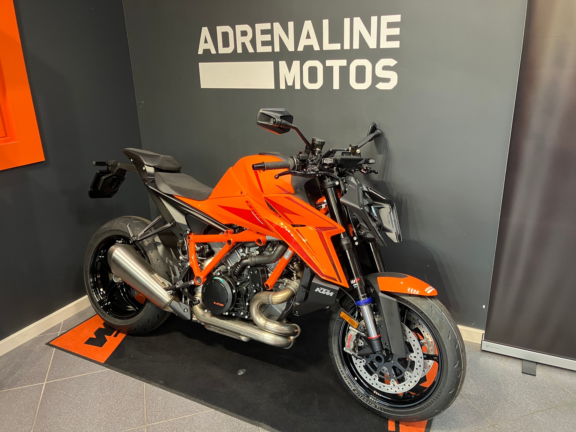 KTM 1390 Super Duke R EVO-showroom-element-1
