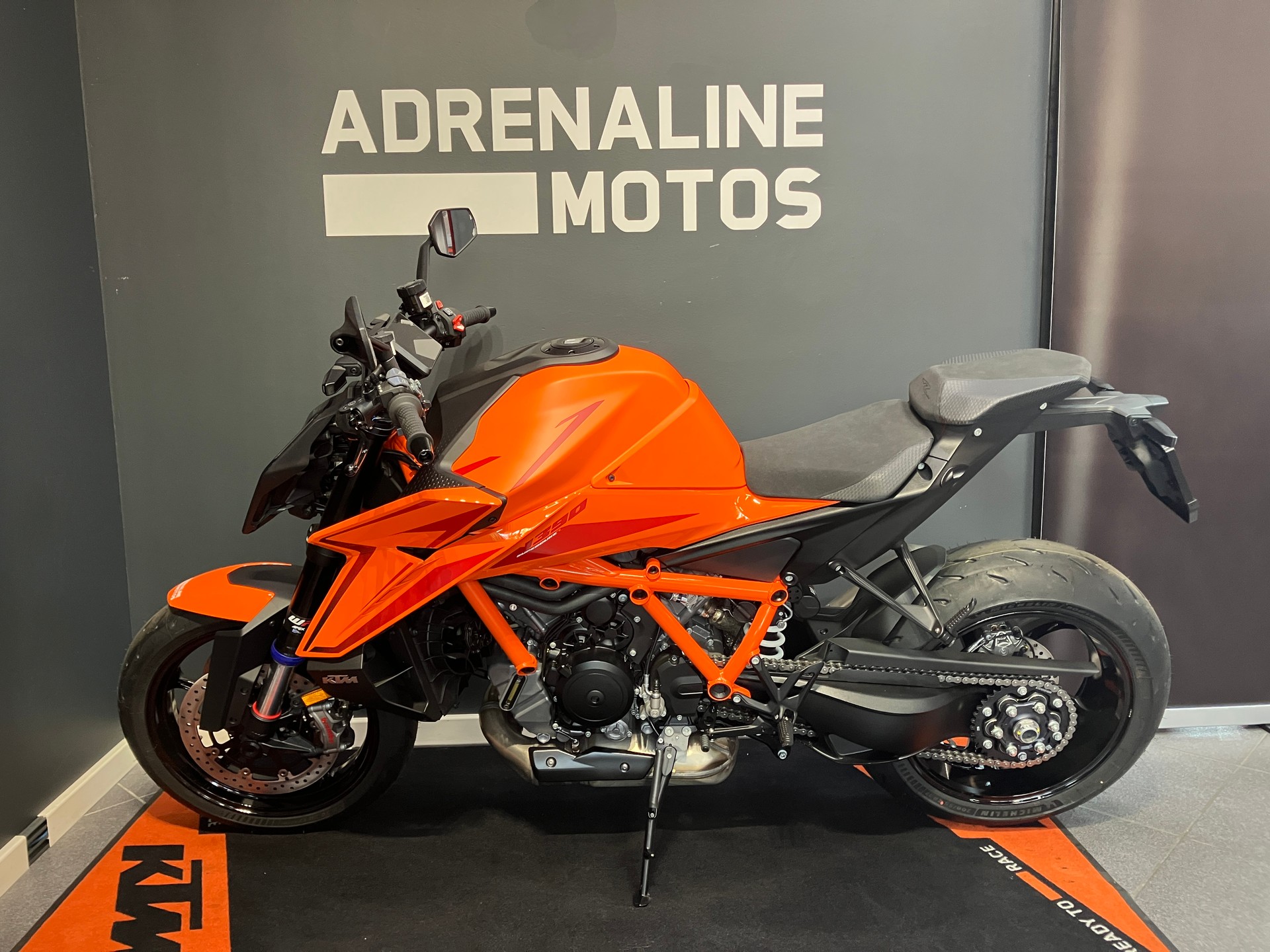 KTM 1390 Super Duke R EVO-showroom-element-3
