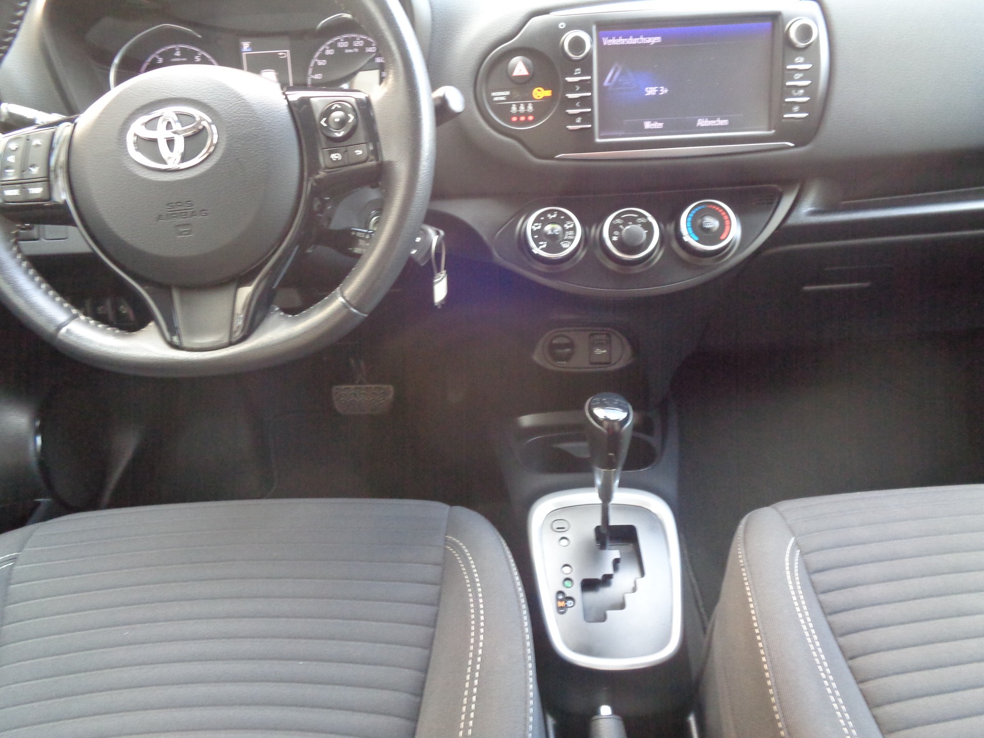 TOYOTA Yaris 1.5 Style CVT-image-13
