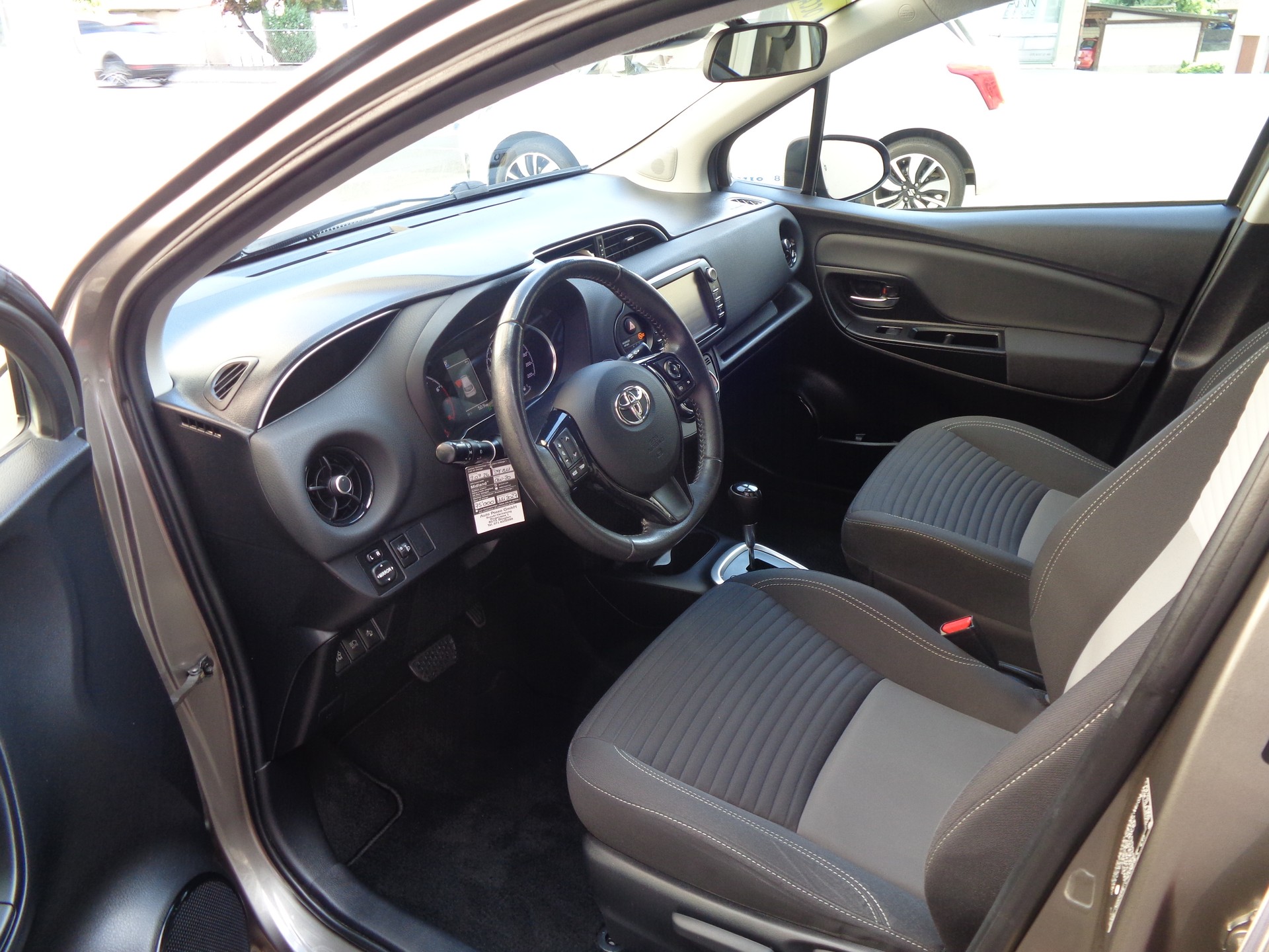 TOYOTA Yaris 1.5 Style CVT-image-6