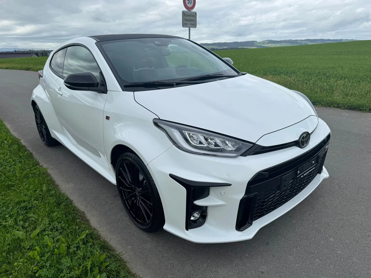TOYOTA Yaris 1.6 GR Sport-image-1