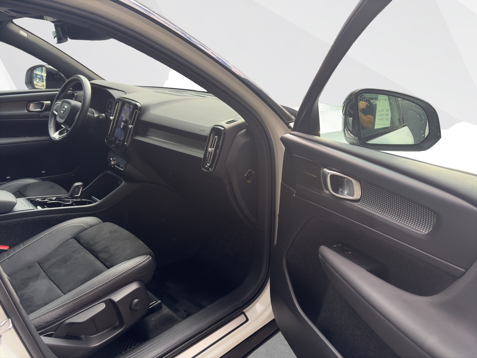 VOLVO XC40 2.0 B5 MH R-Design AWD-image-17