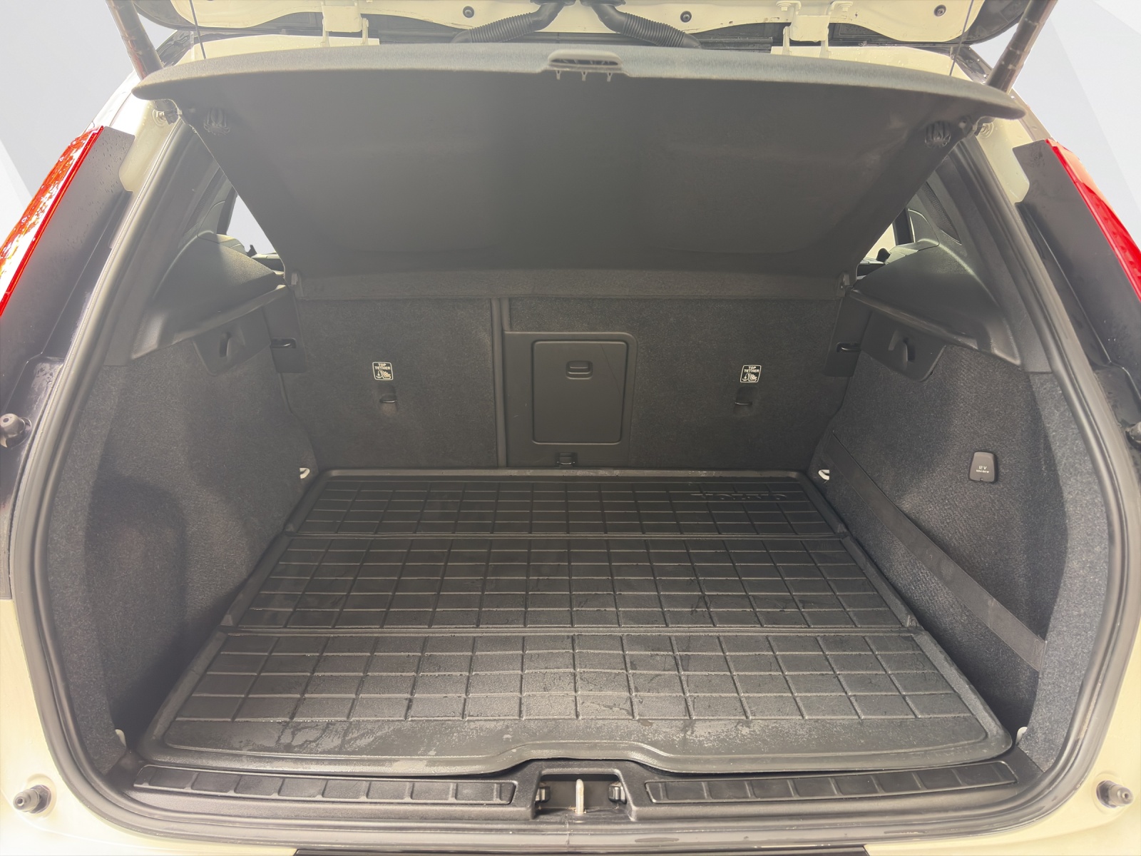 VOLVO XC40 2.0 B5 MH R-Design AWD-image-19