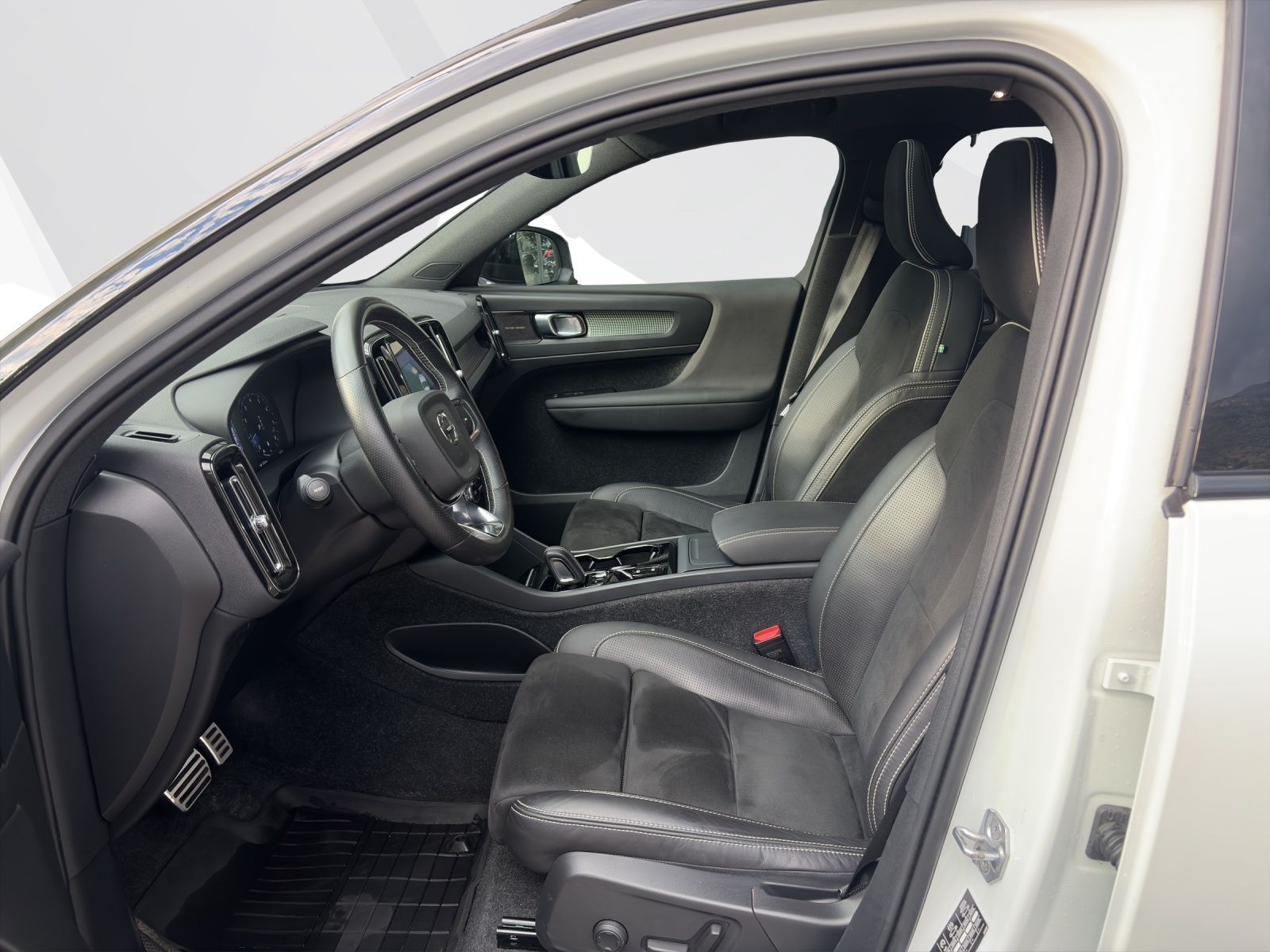 VOLVO XC40 2.0 B5 MH R-Design AWD-image-9
