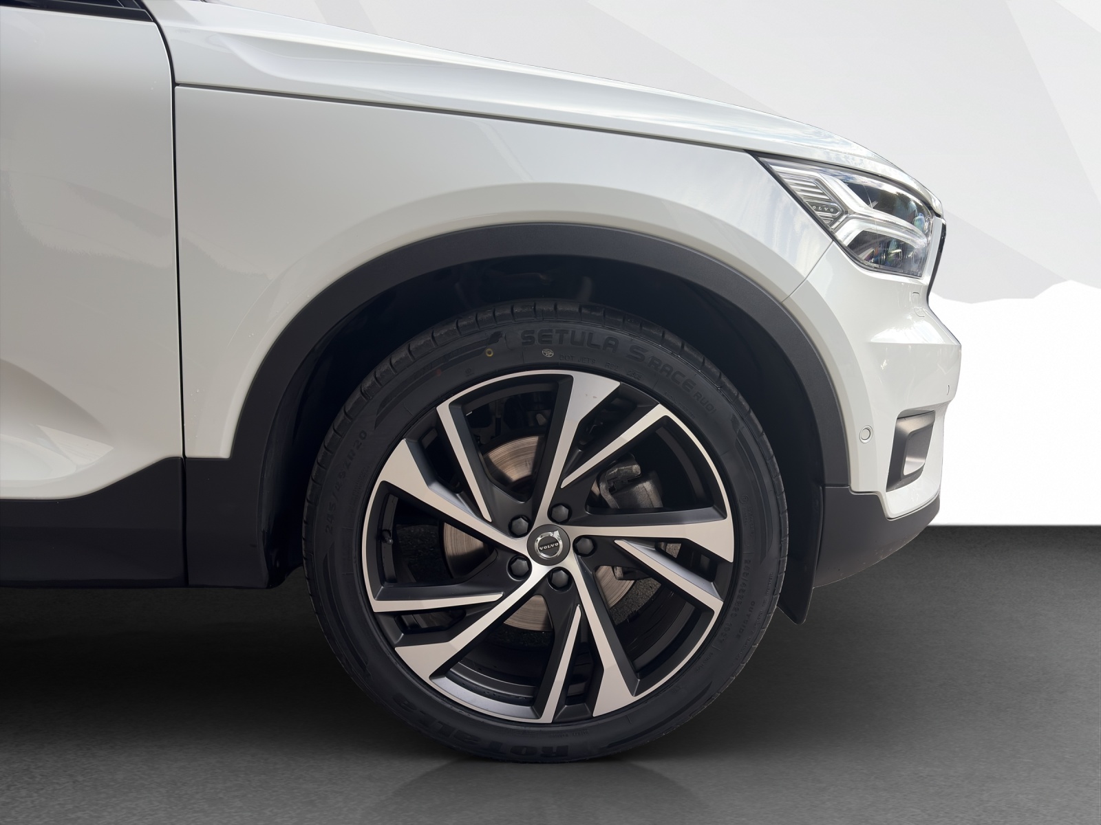 VOLVO XC40 2.0 B5 MH R-Design AWD-image-24