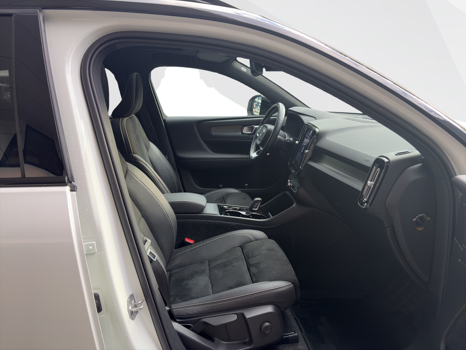 VOLVO XC40 2.0 B5 MH R-Design AWD-image-16