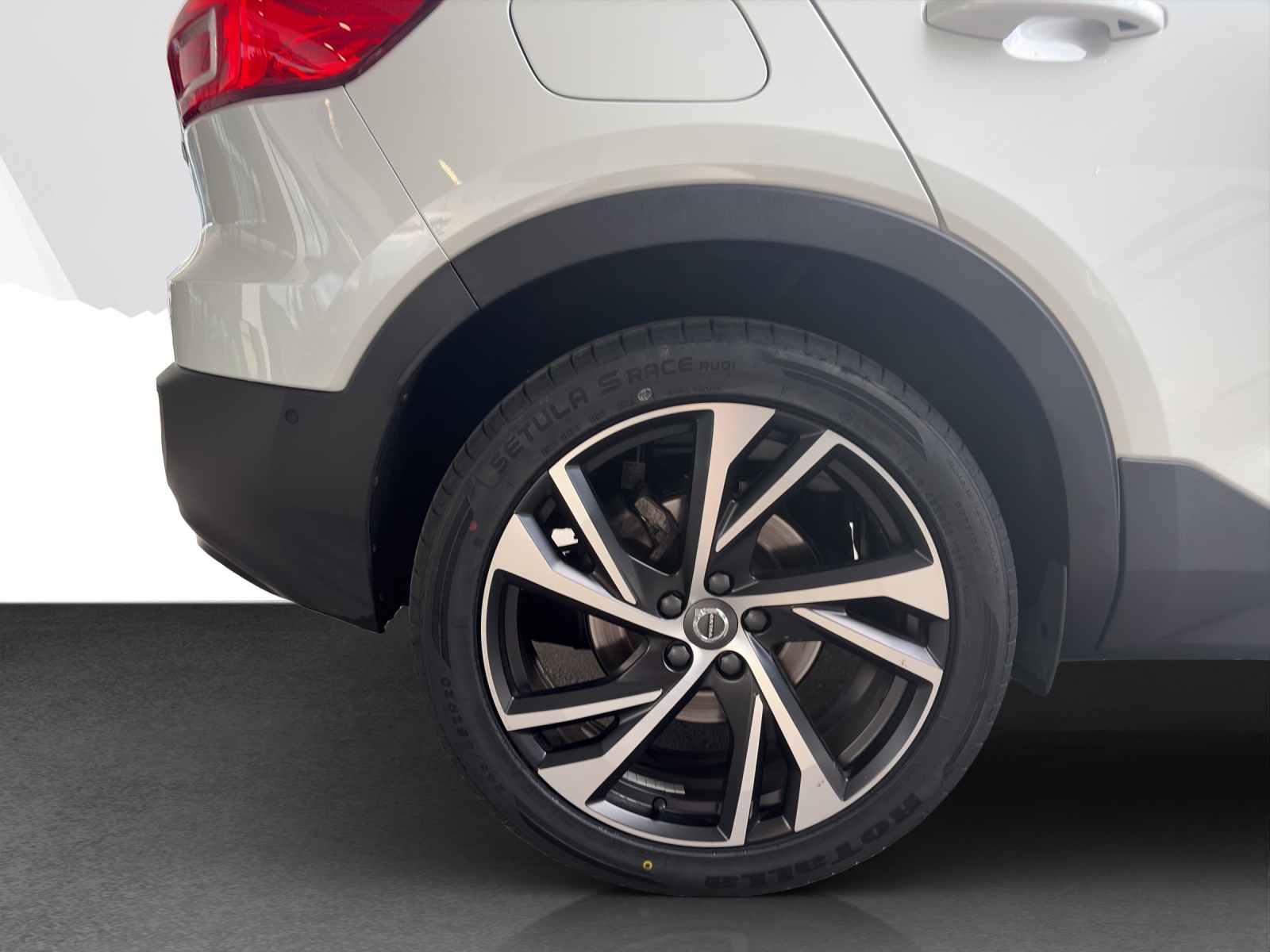 VOLVO XC40 2.0 B5 MH R-Design AWD-image-23