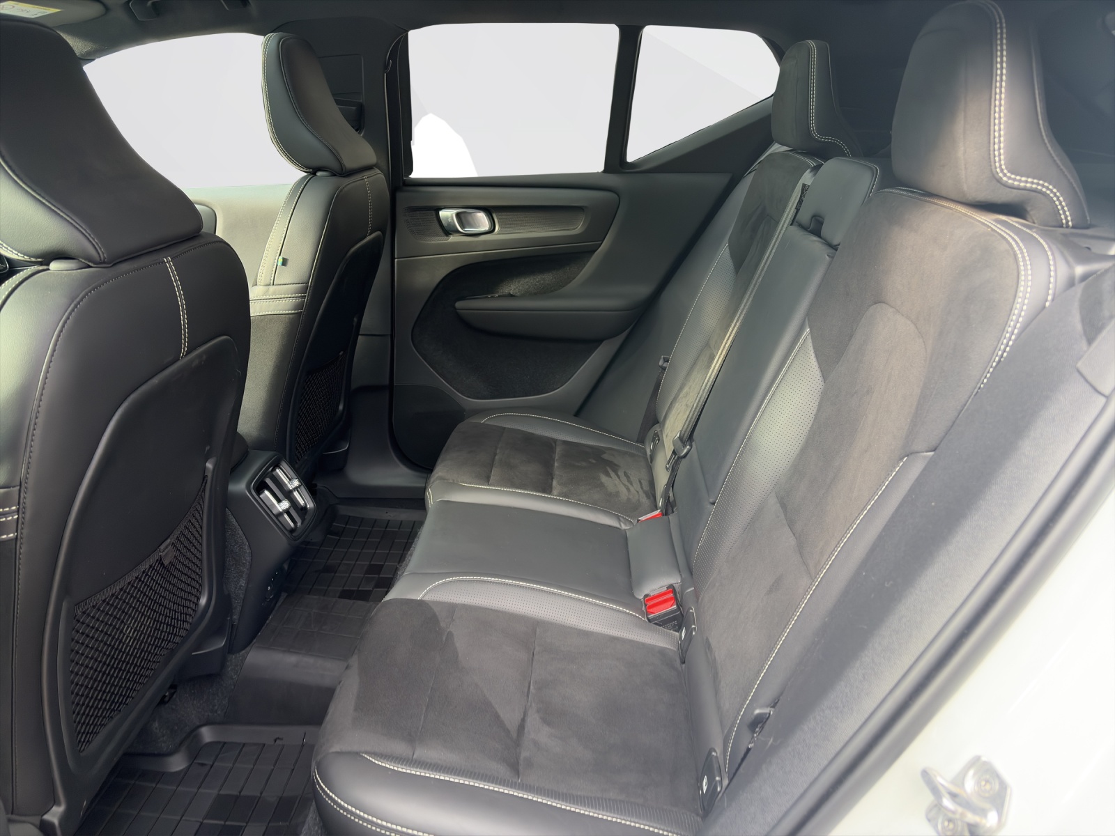 VOLVO XC40 2.0 B5 MH R-Design AWD-image-18