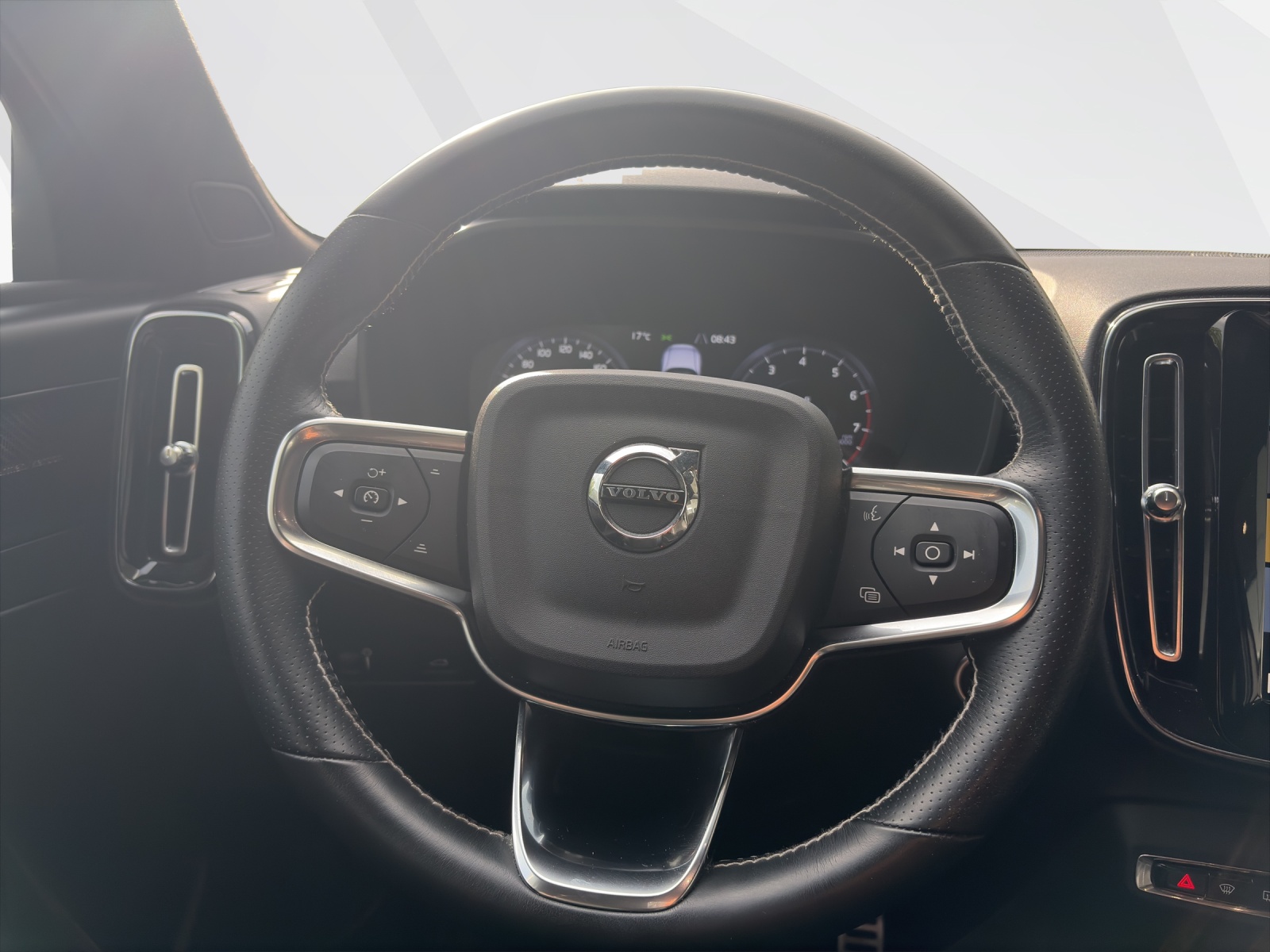 VOLVO XC40 2.0 B5 MH R-Design AWD-image-11