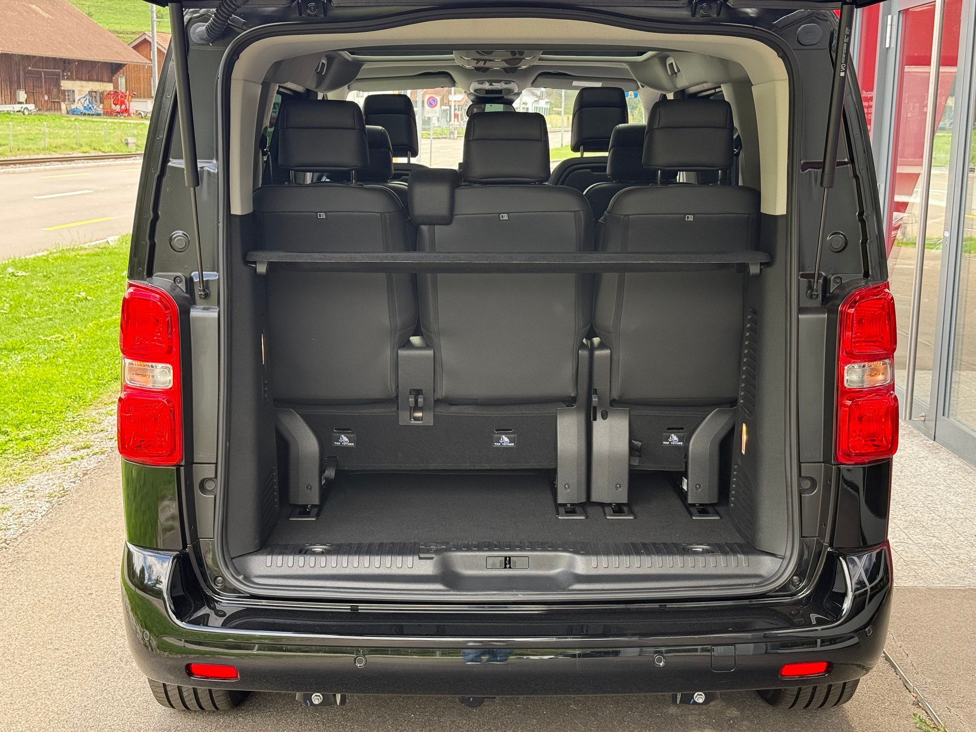 PEUGEOT Traveller 2.2 BlueHDi Business VIP Standard EAT8-image-8