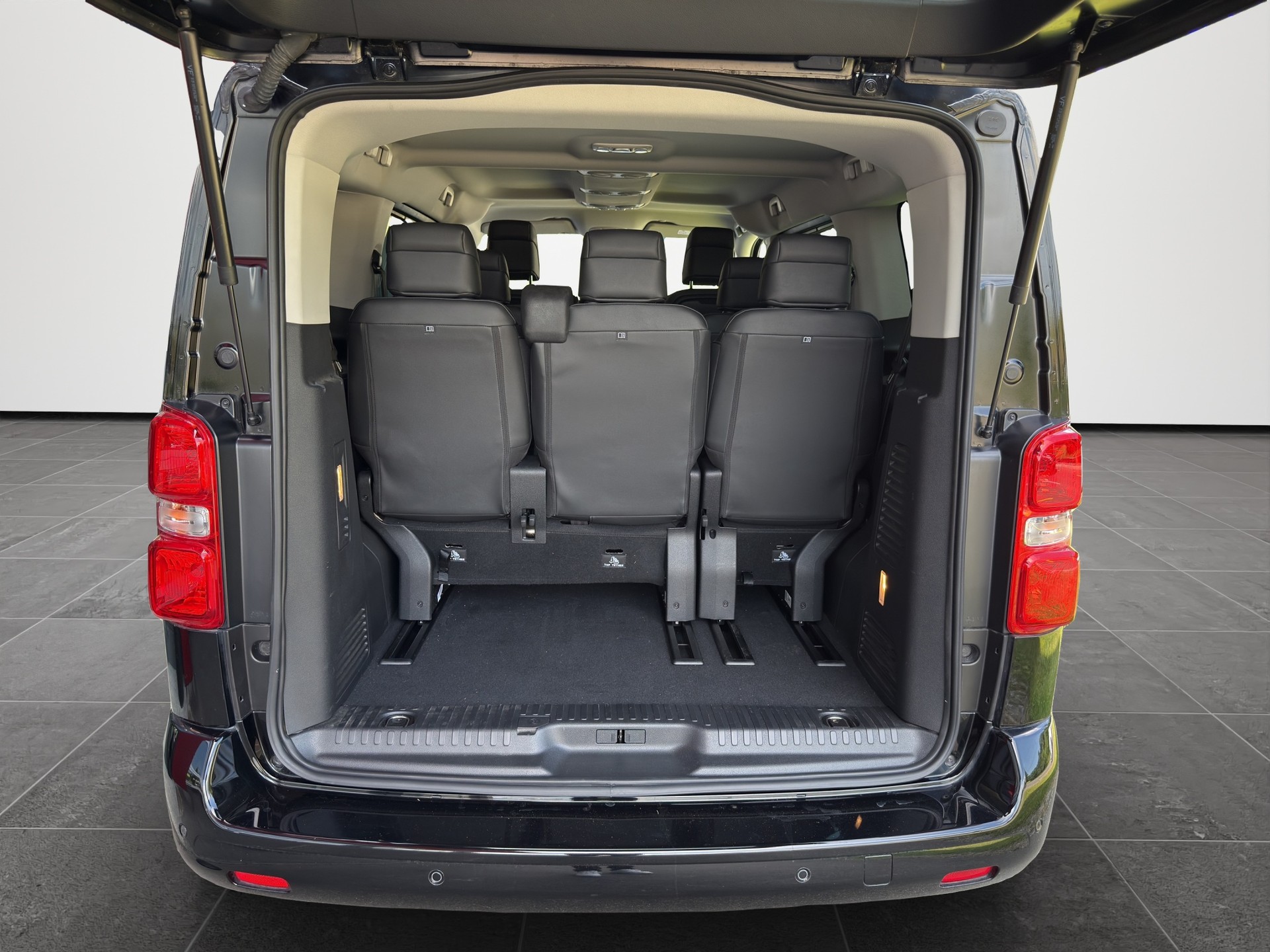 PEUGEOT Traveller 2.2 BlueHDi Business VIP Standard EAT8-image-13