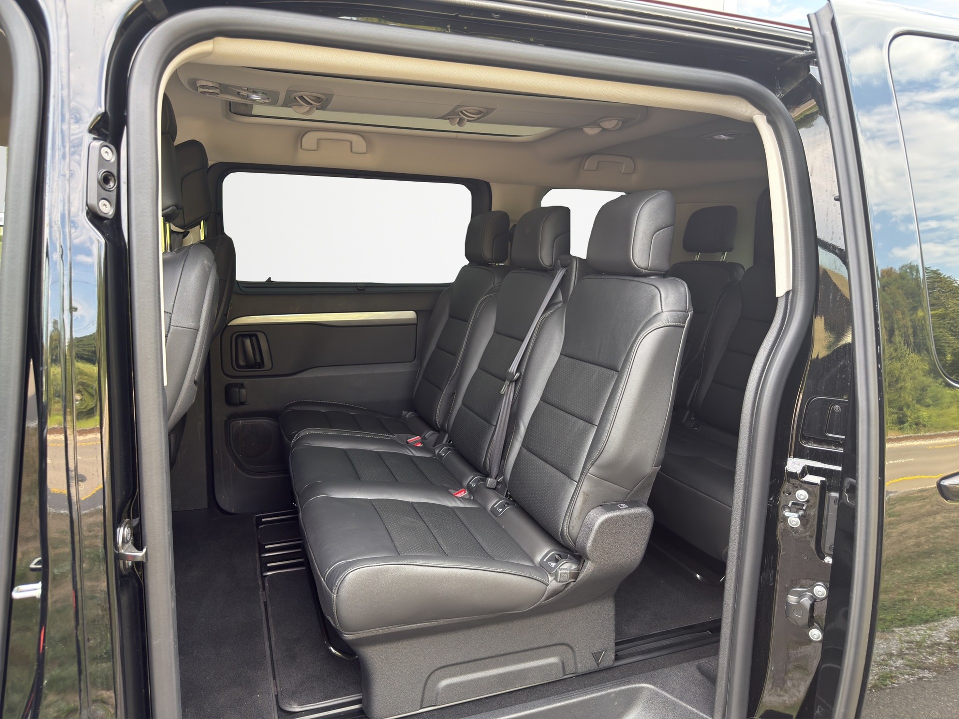 PEUGEOT Traveller 2.2 BlueHDi Business VIP Standard EAT8-image-6