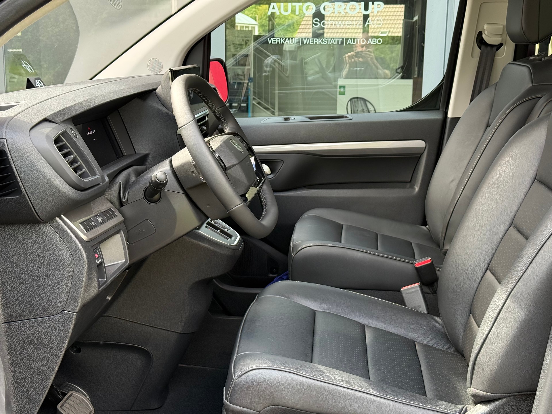 PEUGEOT Traveller 2.2 BlueHDi Business VIP Standard EAT8-image-9