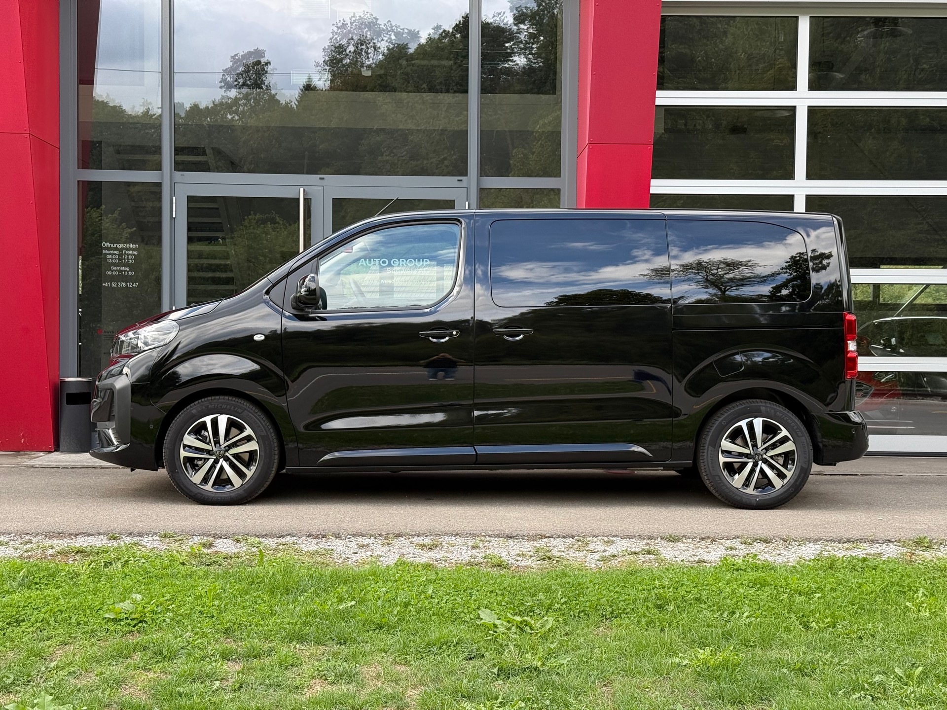 PEUGEOT Traveller 2.2 BlueHDi Business VIP Standard EAT8-showroom-element-1