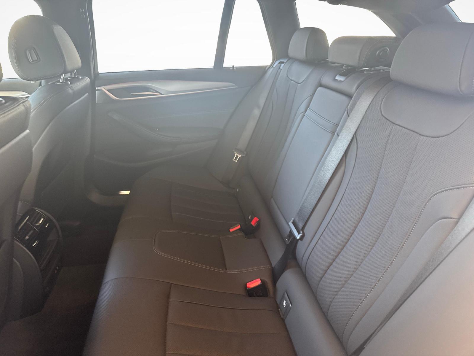 BMW 520d xDrive Touring-image-10