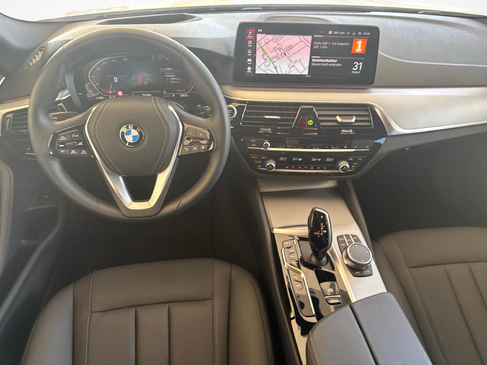 BMW 520d xDrive Touring-image-8