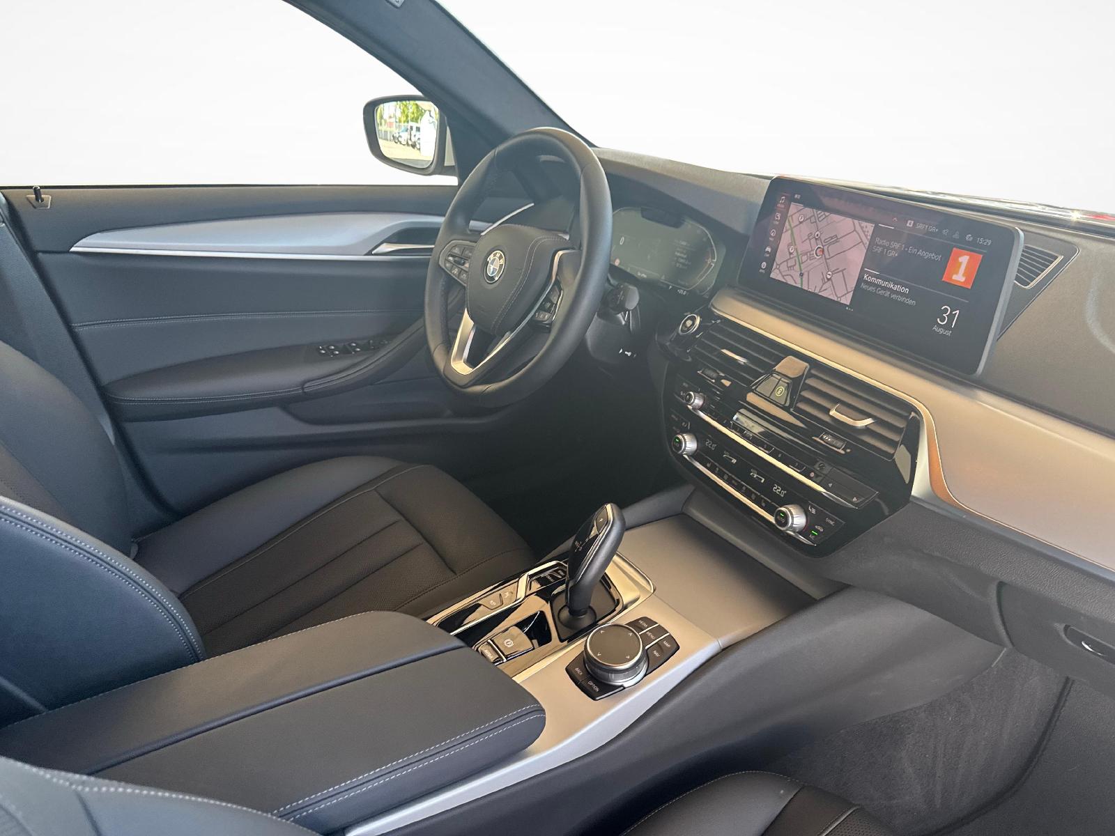 BMW 520d xDrive Touring-image-9