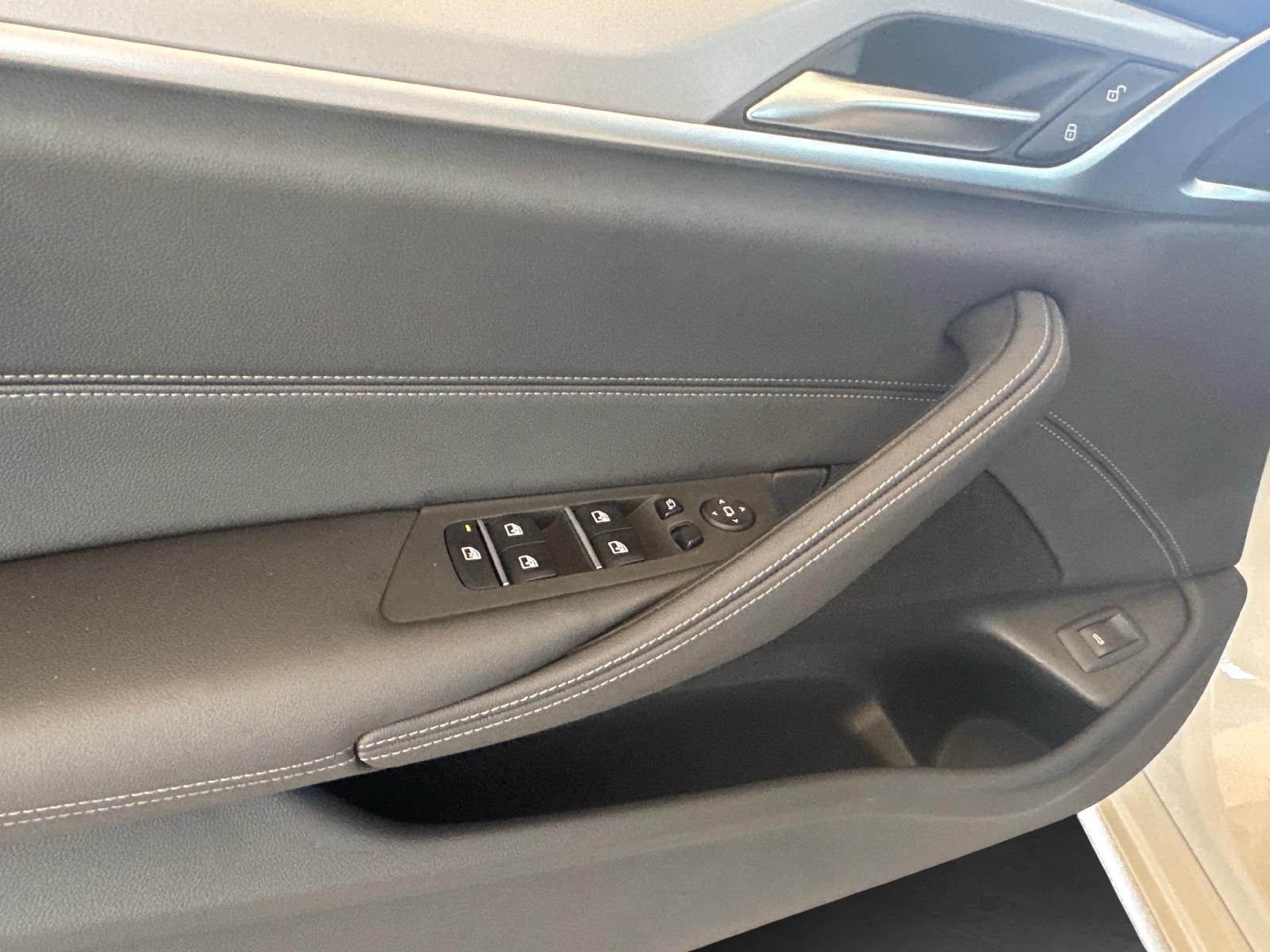 BMW 520d xDrive Touring-image-12