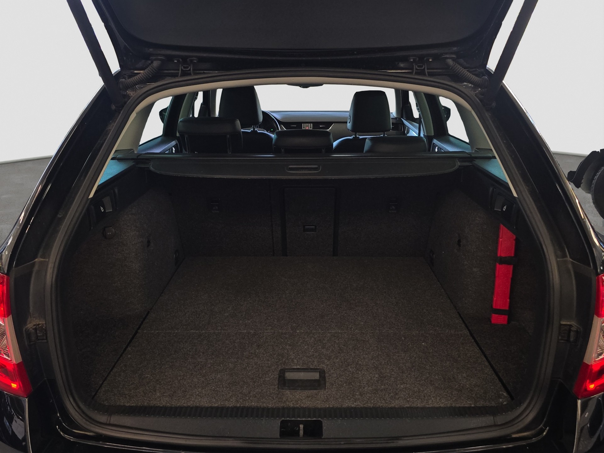 SKODA Octavia Combi 1.8 TSI Elegance 4x4 DSG-image-8