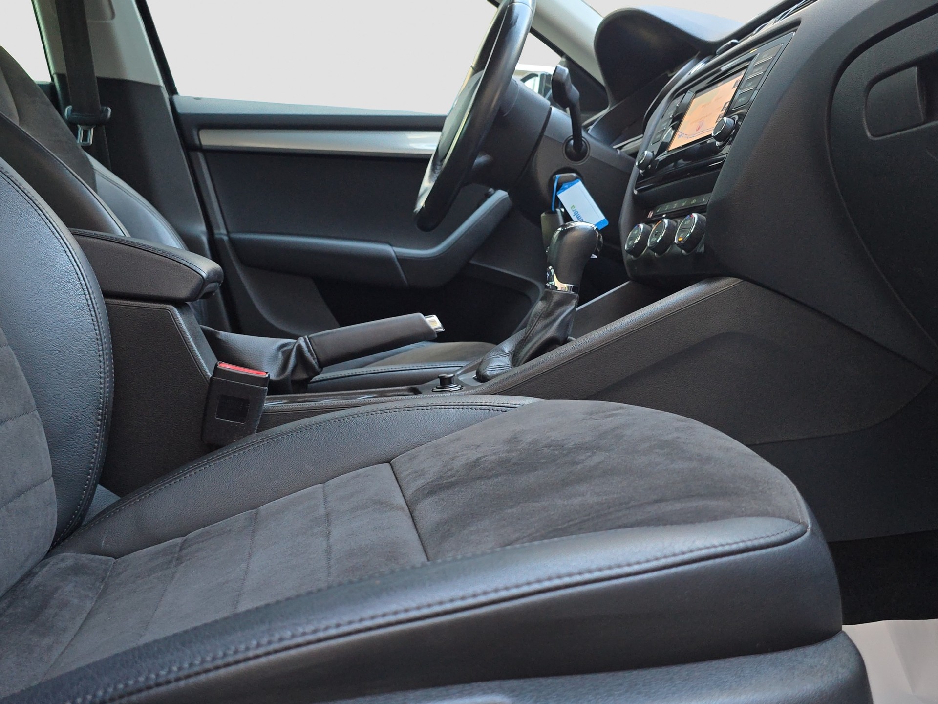 SKODA Octavia Combi 1.8 TSI Elegance 4x4 DSG-image-14