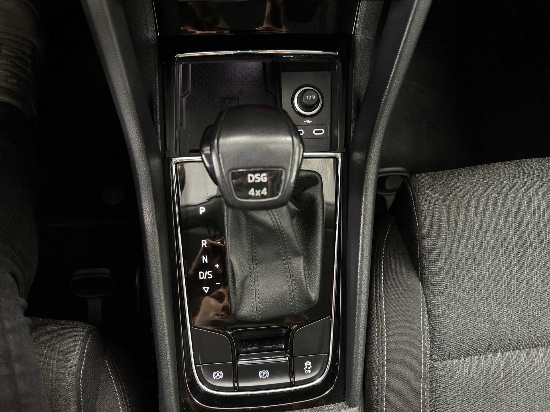 SKODA Karoq 2.0 TDI CR Style 4x4 DSG-image-26