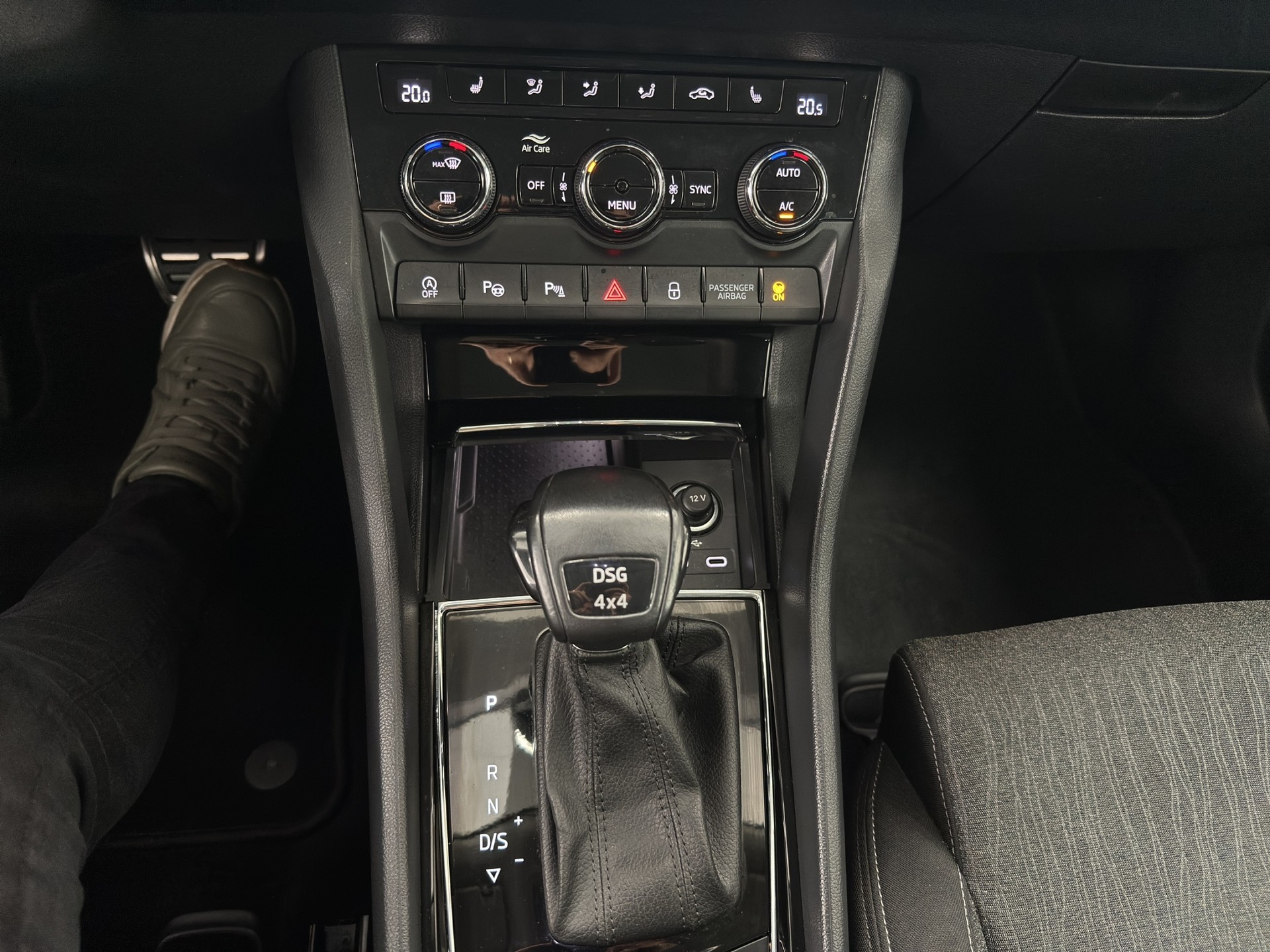 SKODA Karoq 2.0 TDI CR Style 4x4 DSG-image-25