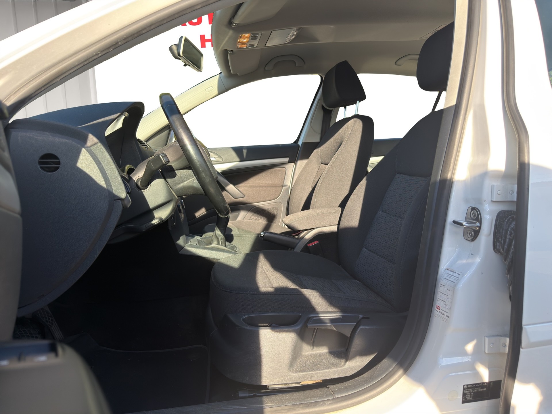SKODA Octavia 1.8 TSI Ambition-image-9