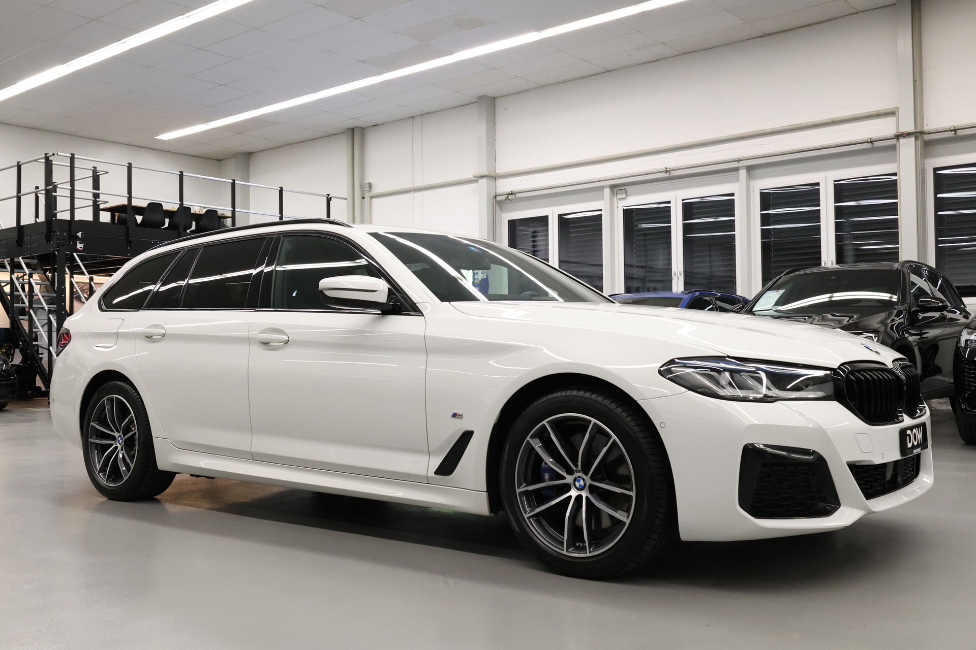 BMW 530e xDrive SAG Touring-showroom-element-1