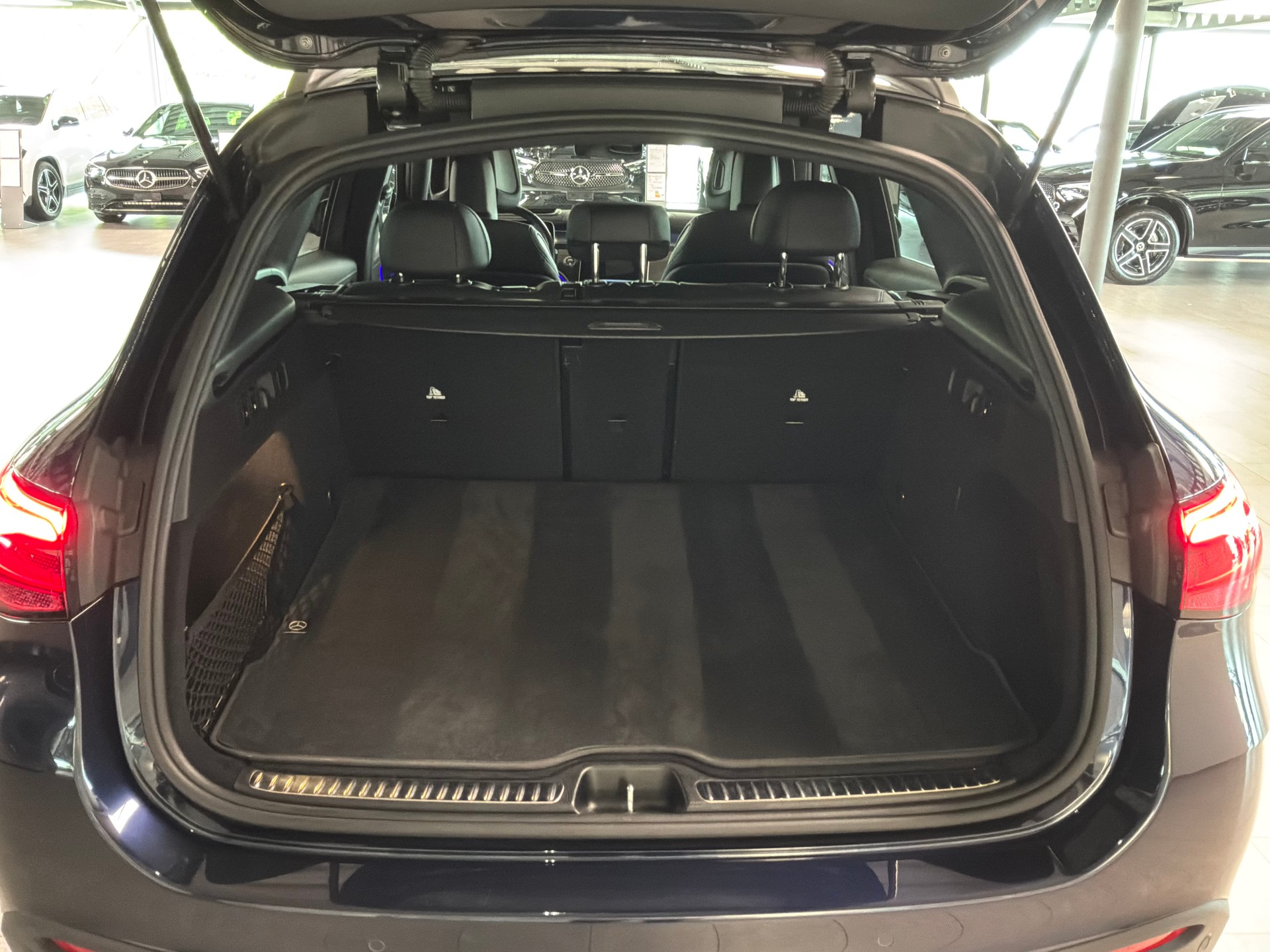 MERCEDES-BENZ GLC 300 AMG Line 4Matic 9G-Tronic-image-6