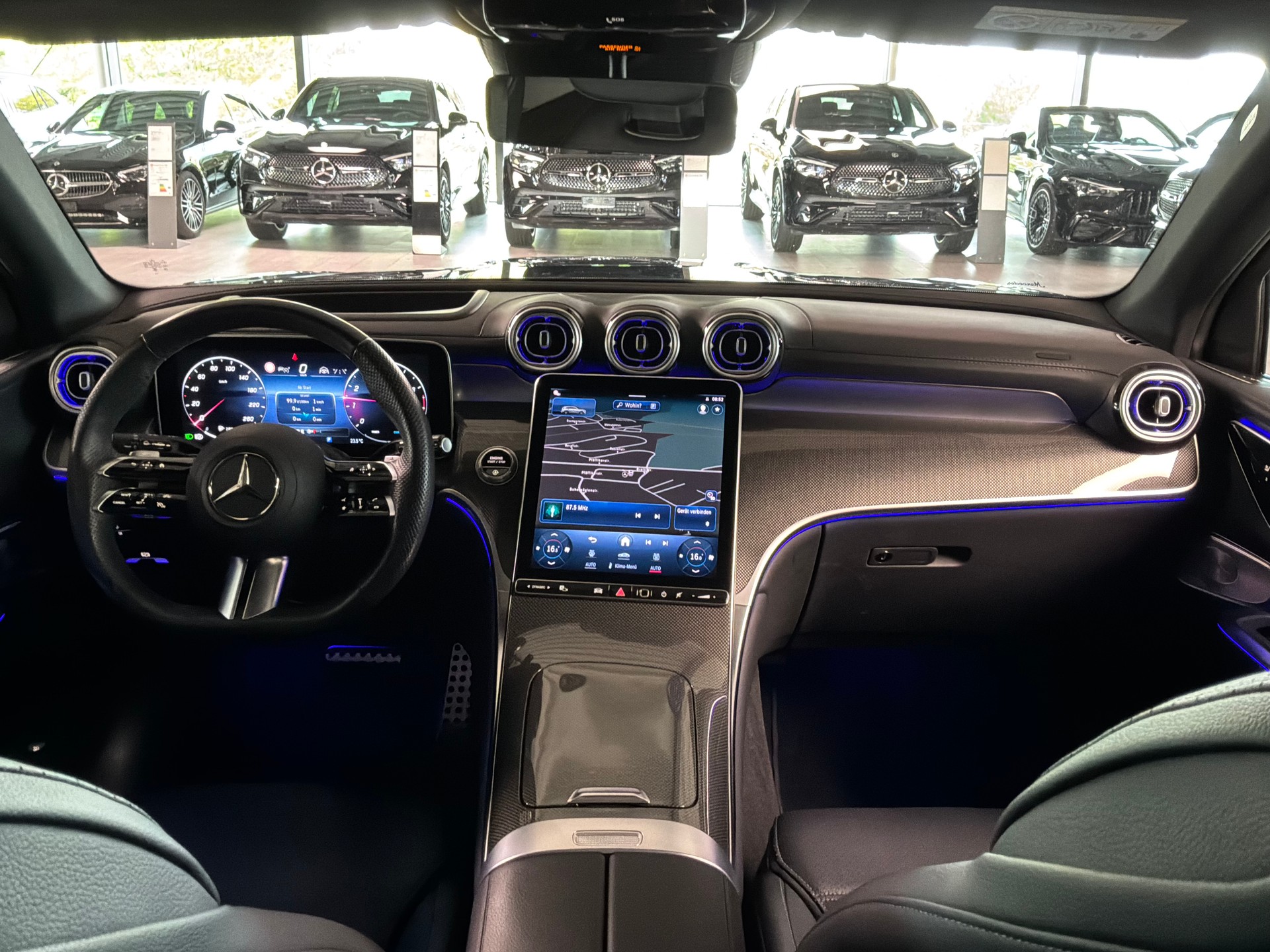 MERCEDES-BENZ GLC 300 AMG Line 4Matic 9G-Tronic-image-10