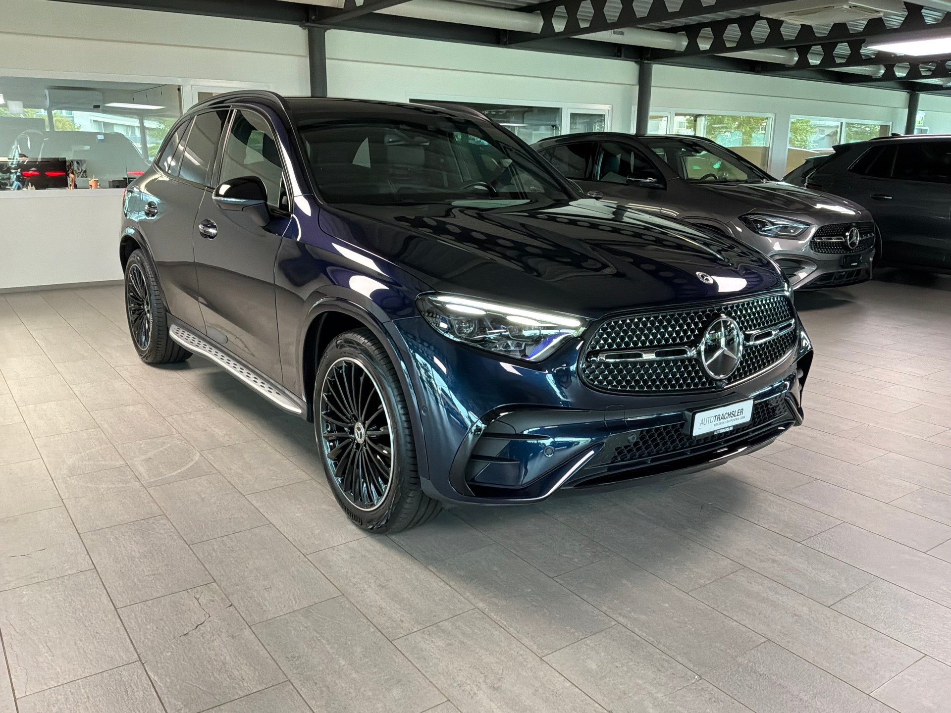 MERCEDES-BENZ GLC 300 AMG Line 4Matic 9G-Tronic-image-2