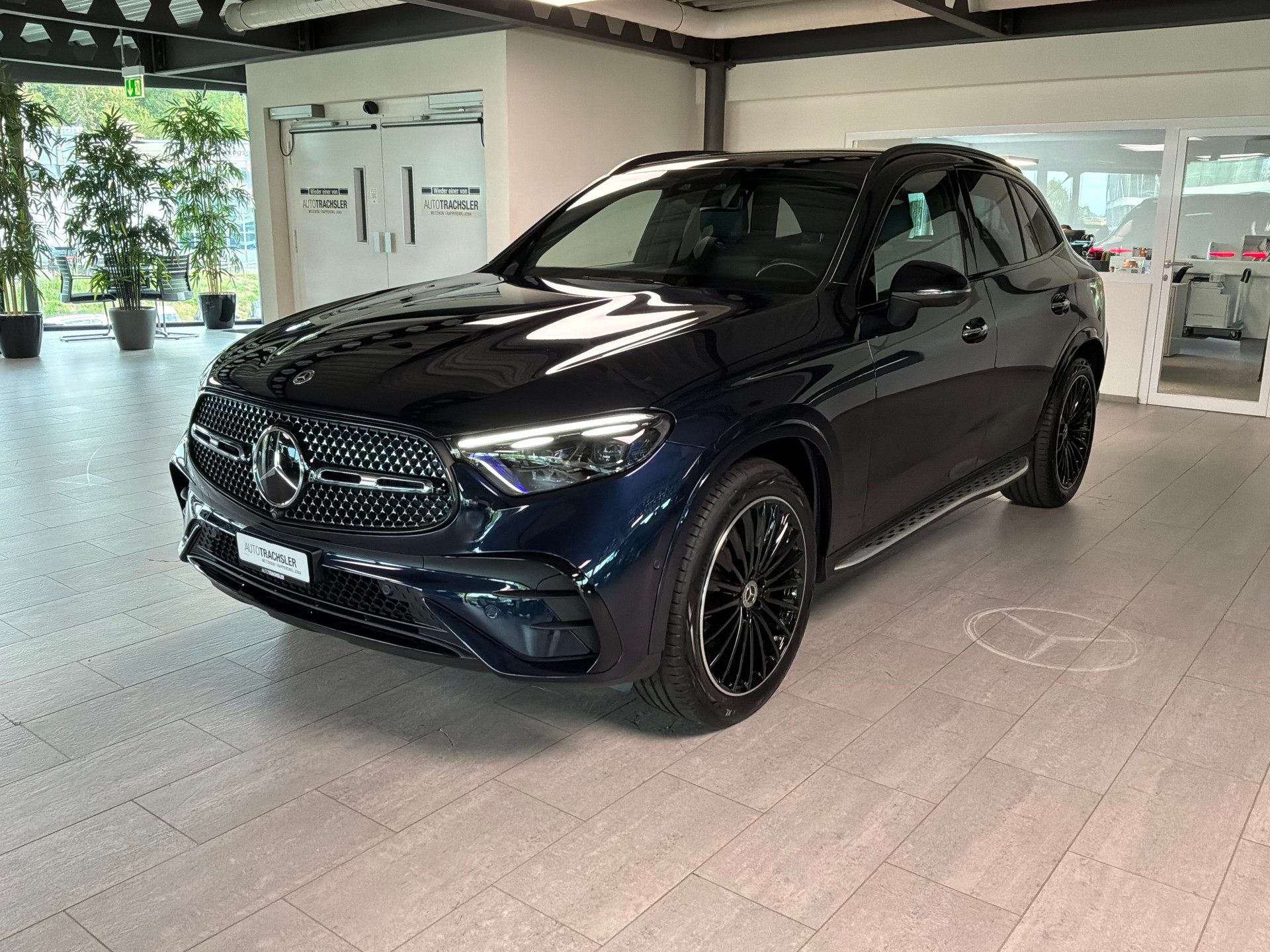 MERCEDES-BENZ GLC 300 AMG Line 4Matic 9G-Tronic-image-3
