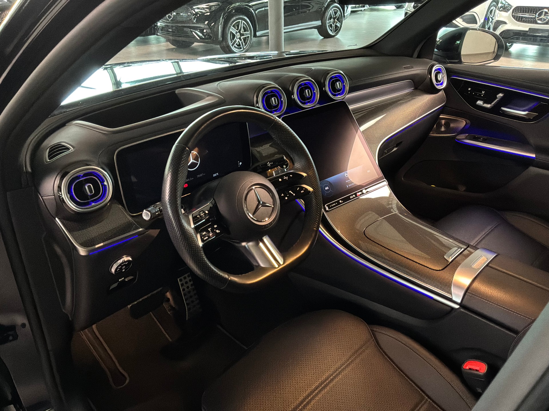 MERCEDES-BENZ GLC 300 AMG Line 4Matic 9G-Tronic-image-9
